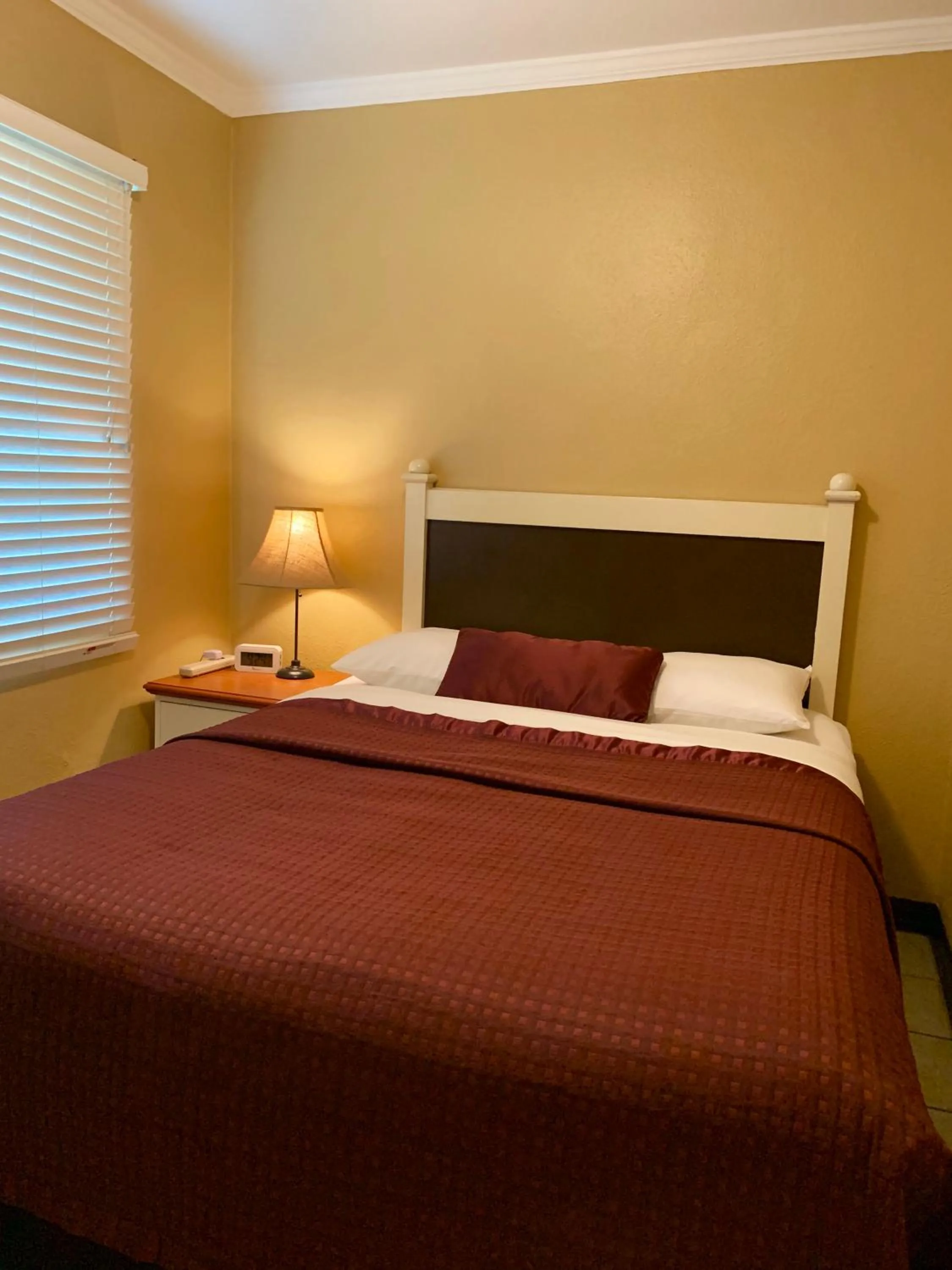 Lakeside Inn and Cafe