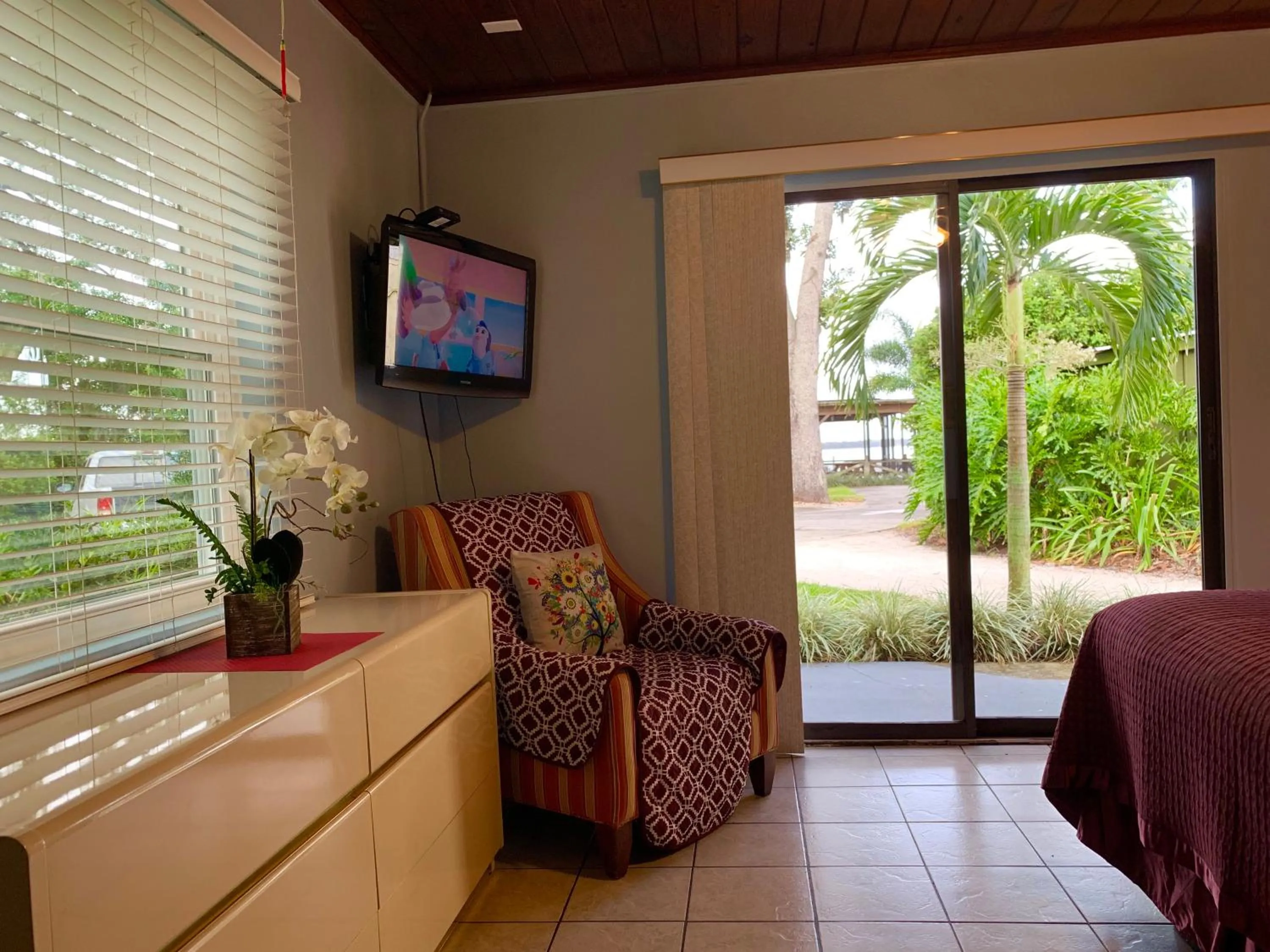 Lakeside Inn and Cafe