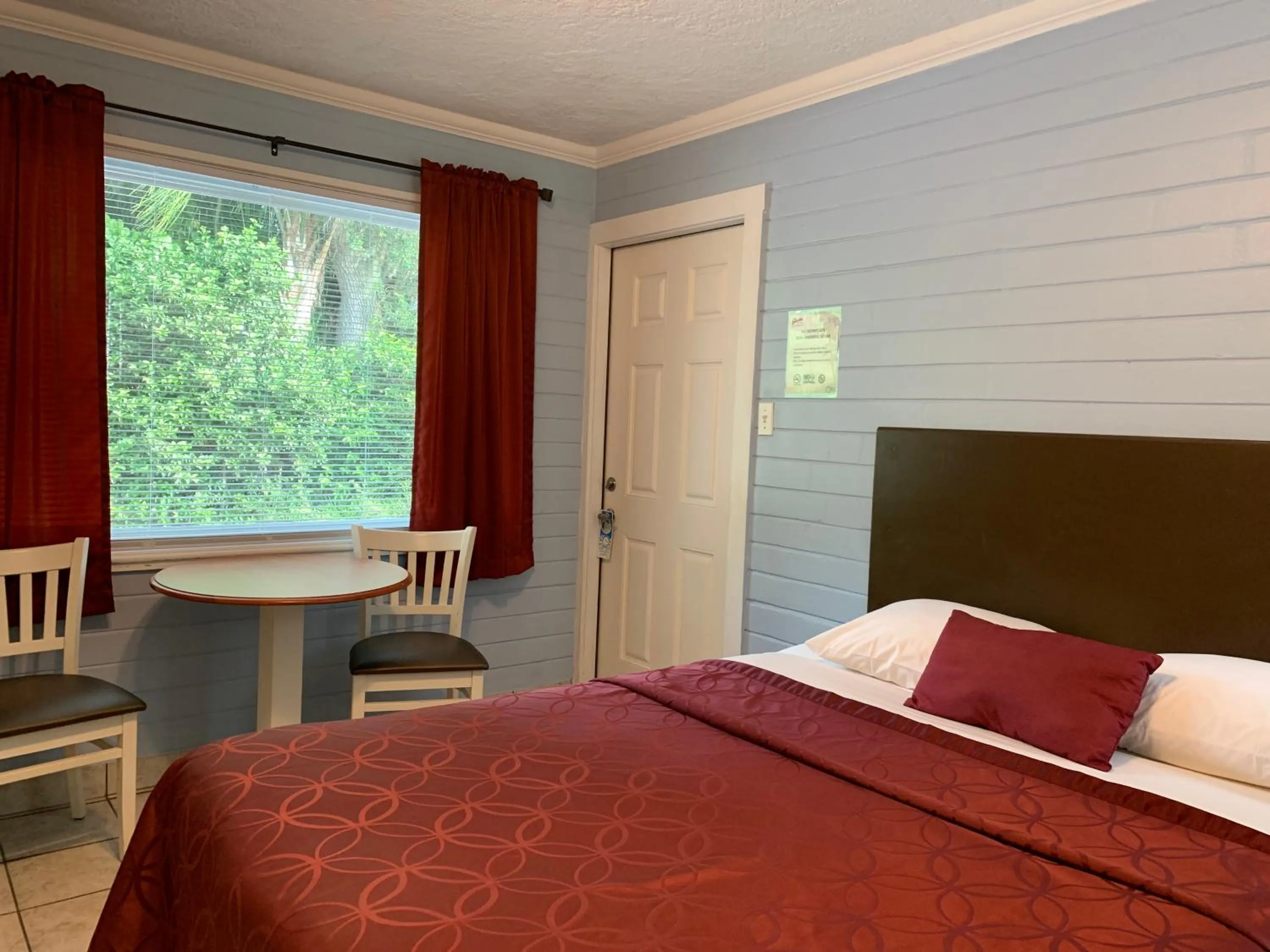 Lakeside Inn and Cafe