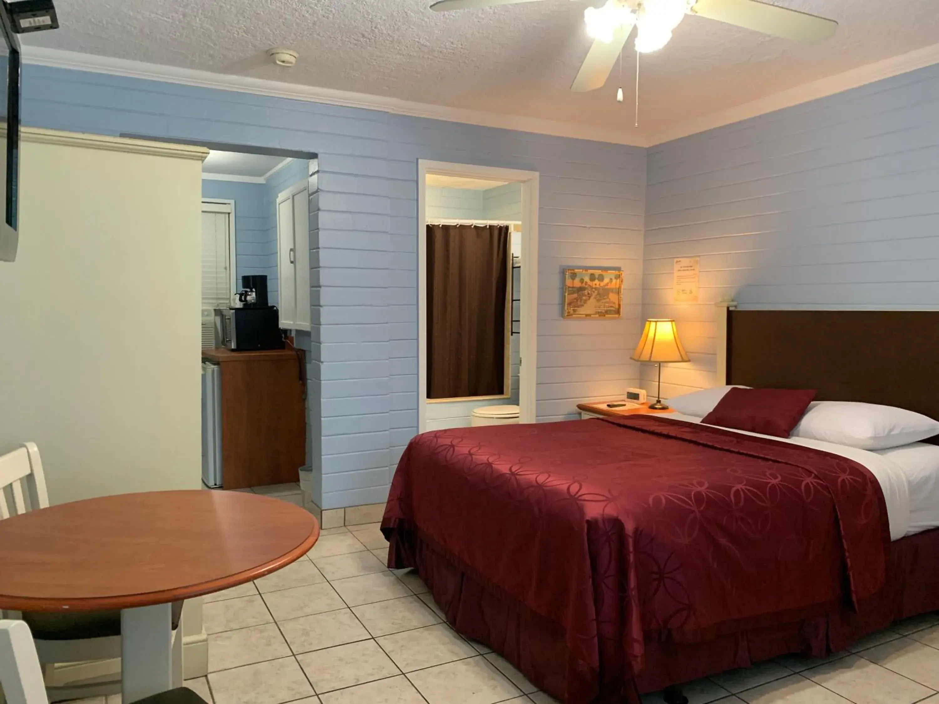 Deluxe Room in Lakeside Inn and Cafe Deluxe Room in Lakeside Inn and Cafe