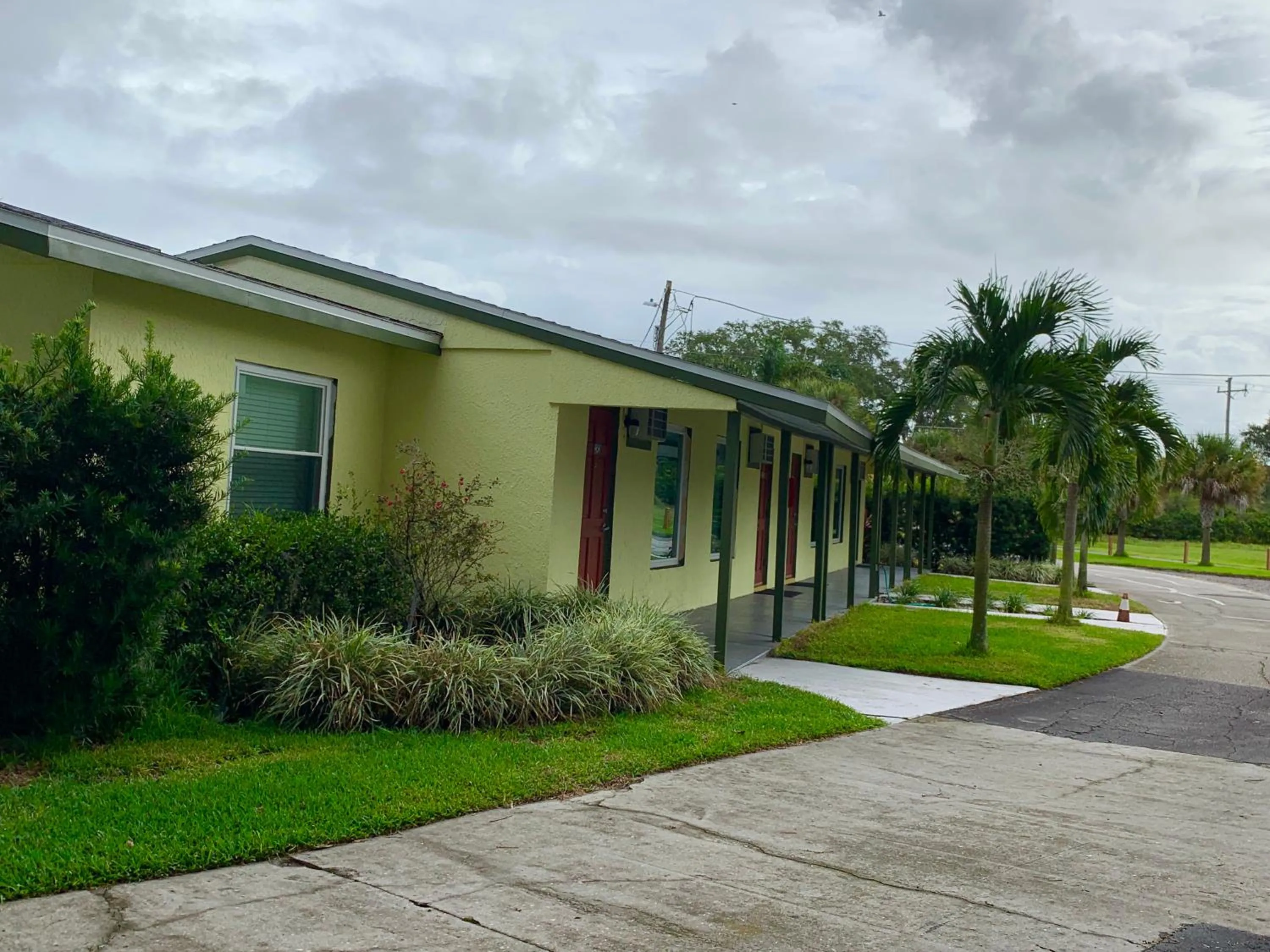 Lakeside Inn and Cafe