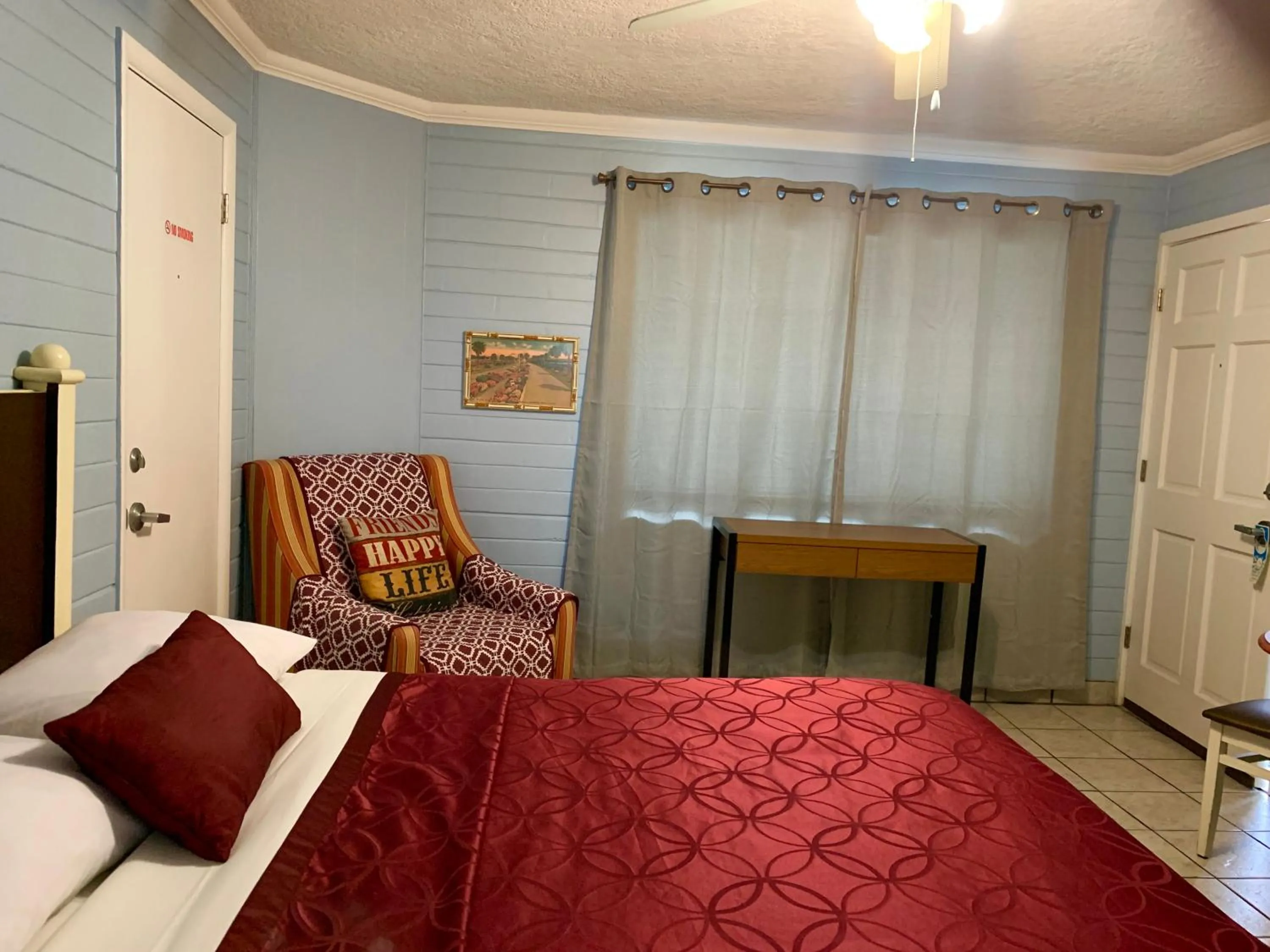 Lakeside Inn and Cafe