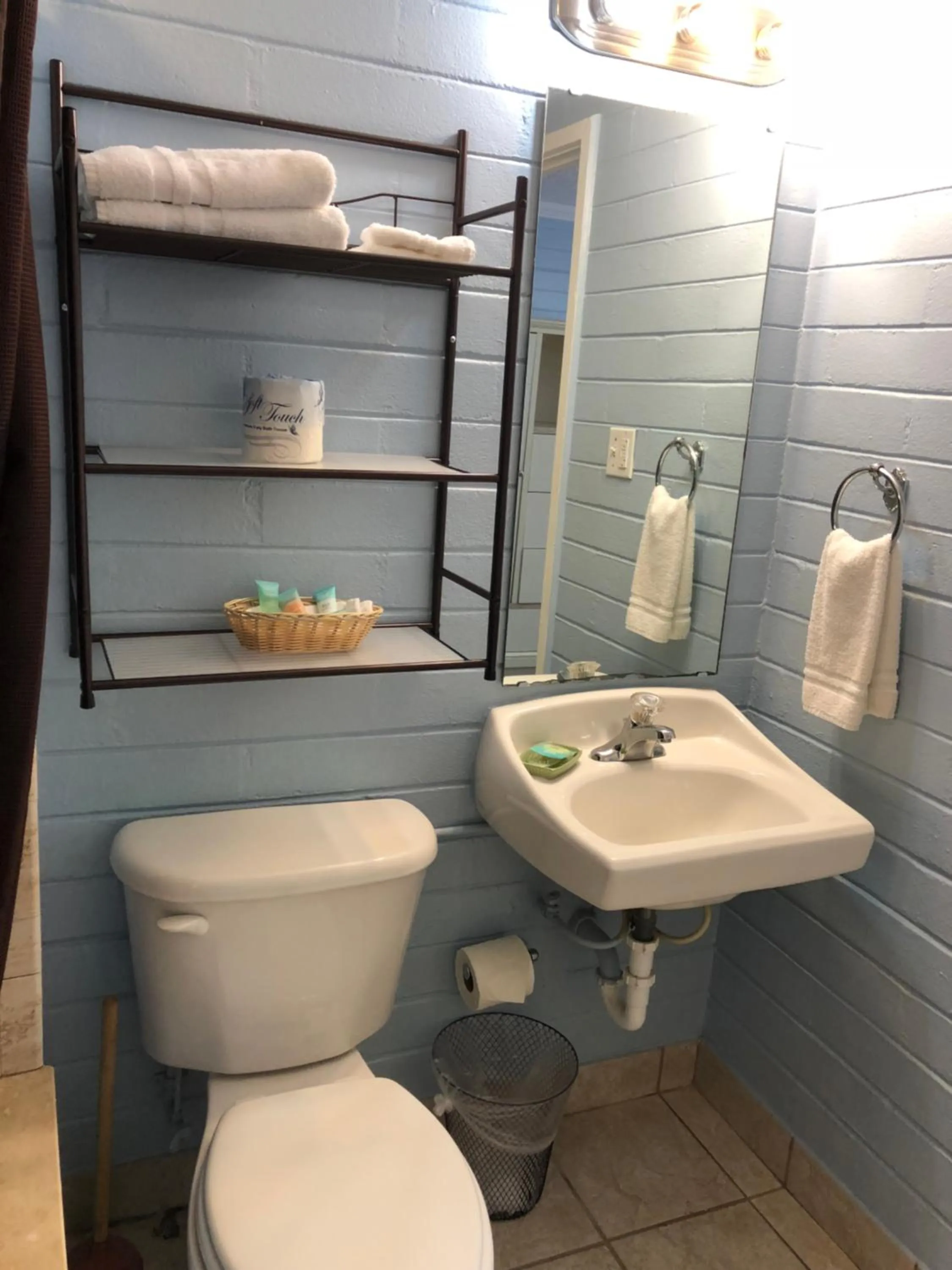 Lakeside Inn and Cafe