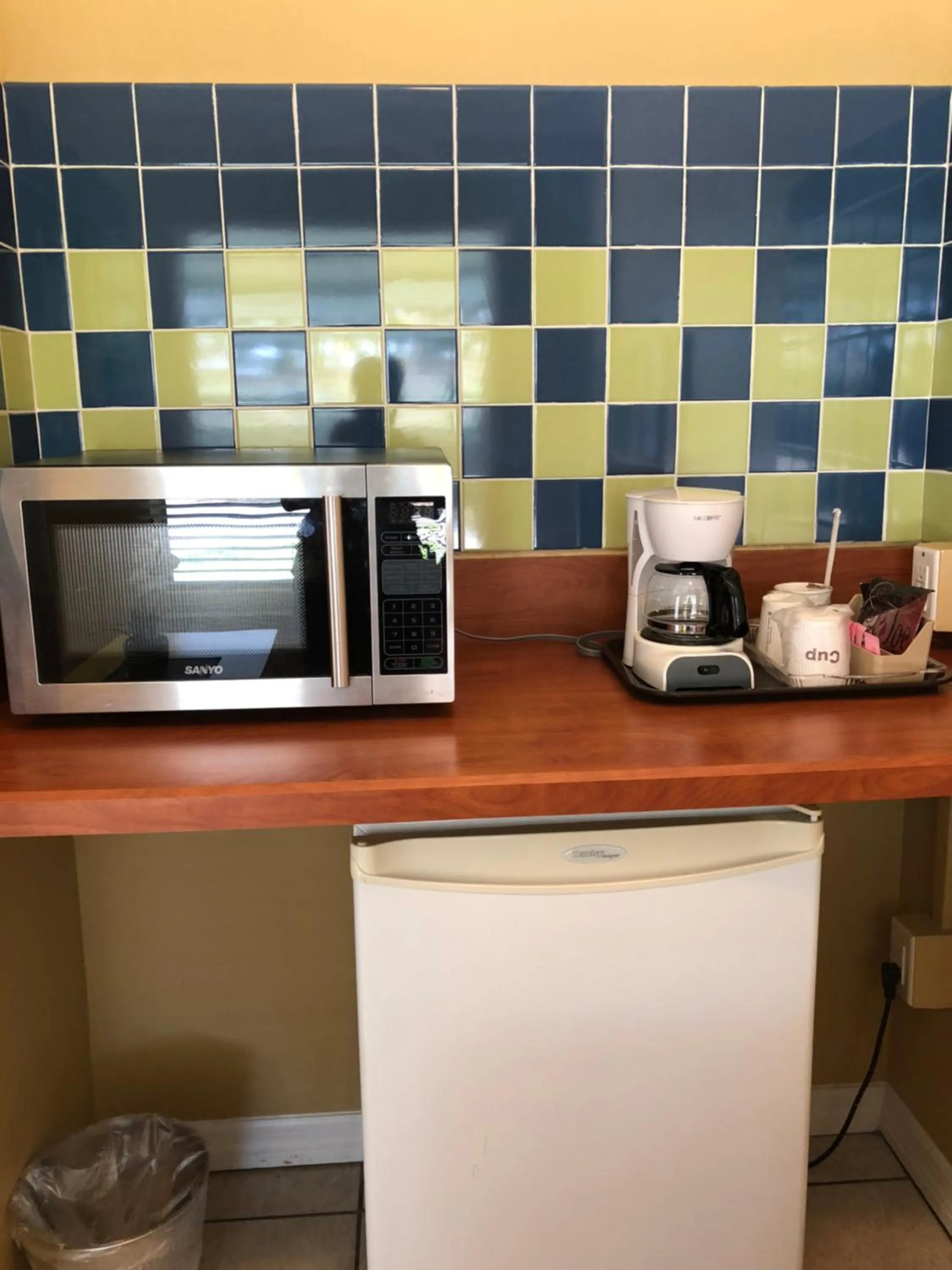 Lakeside Inn and Cafe