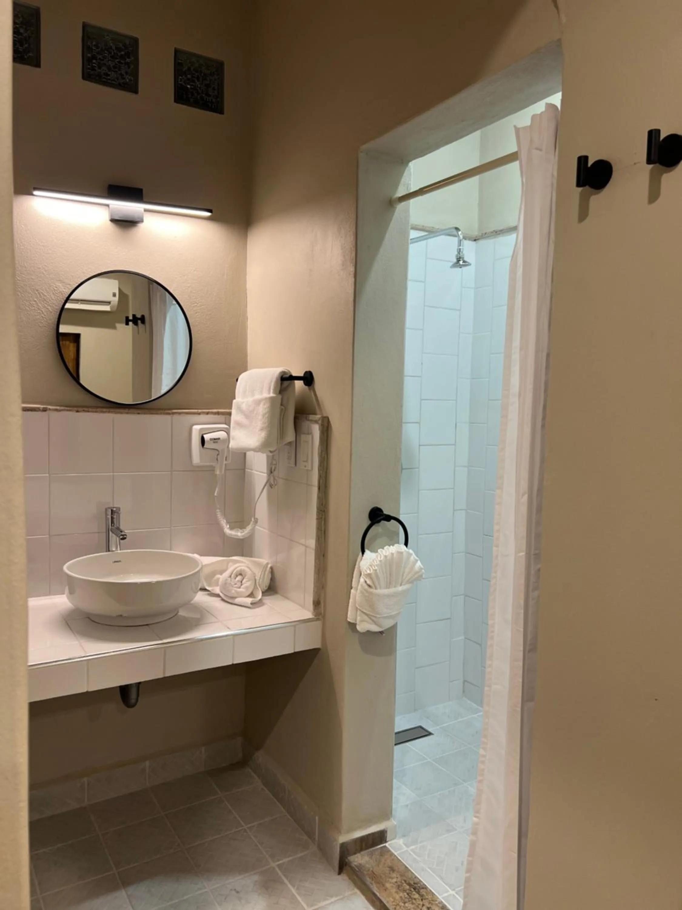 Shower in Hotel 1697 Loreto