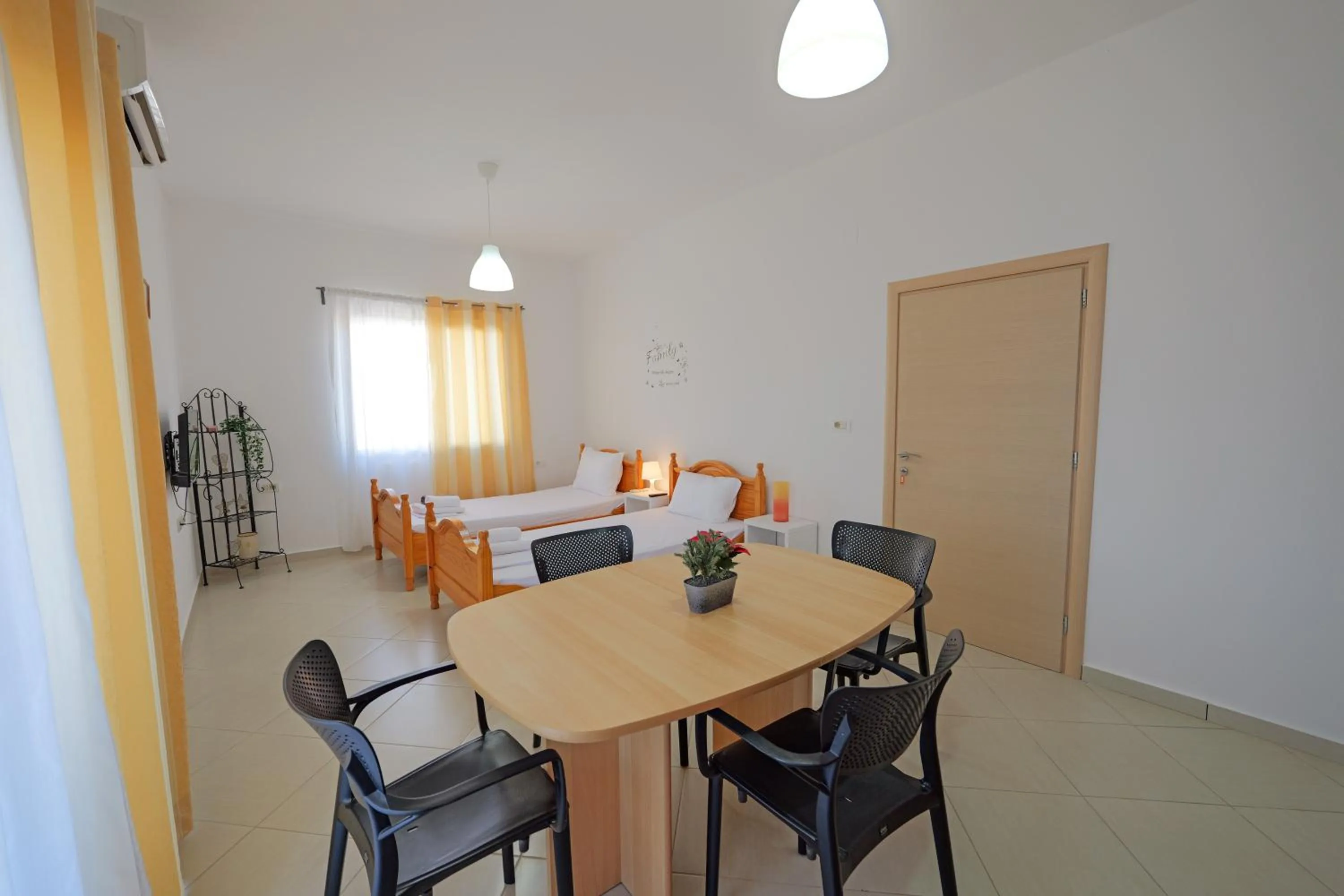 Dining area in Central Garden Sofia 1- Free Parking