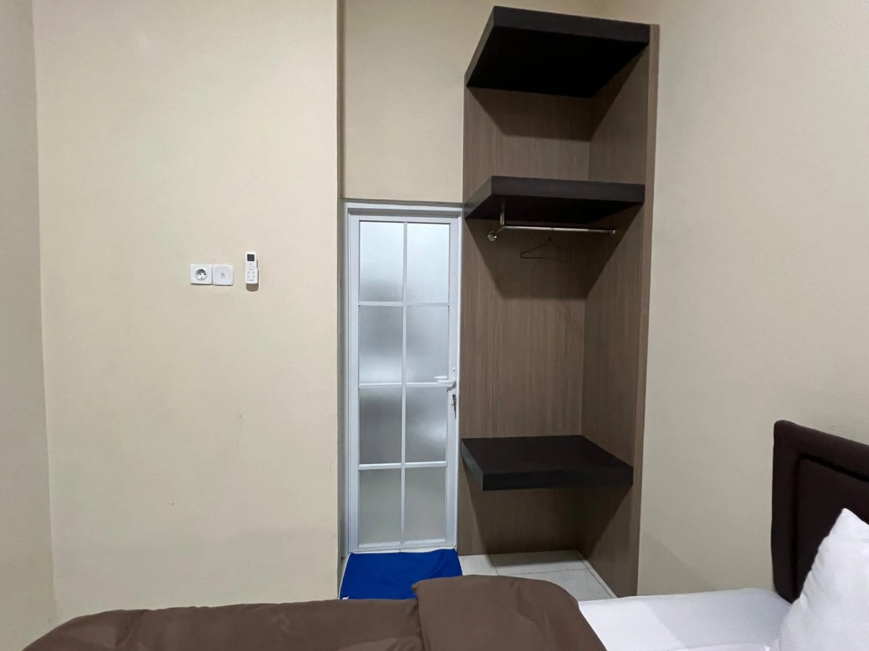 Bedroom, Bed in Brenn Hotel Semarang Mitra Reddoorz