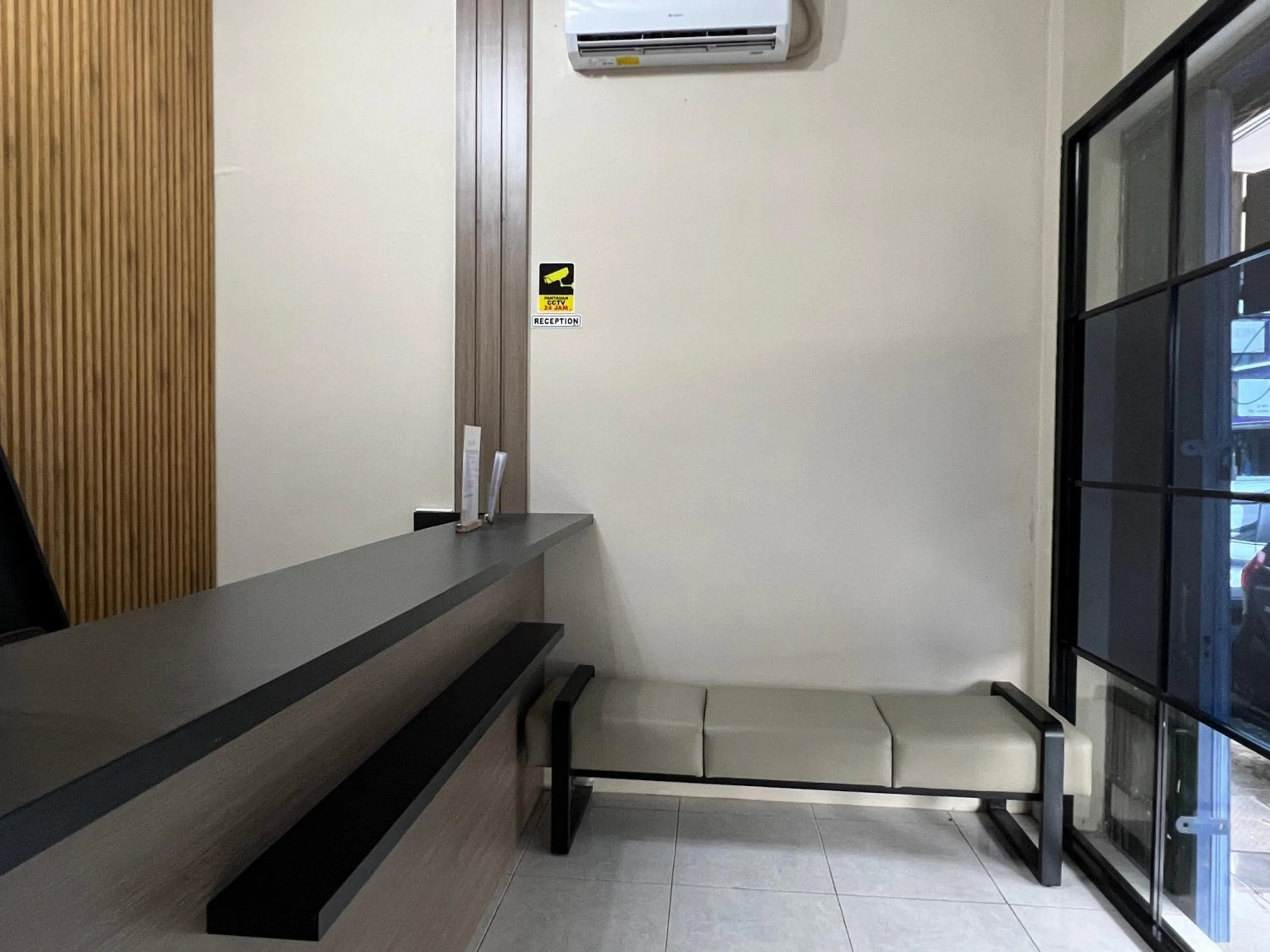 Lobby or reception in Brenn Hotel Semarang Mitra Reddoorz