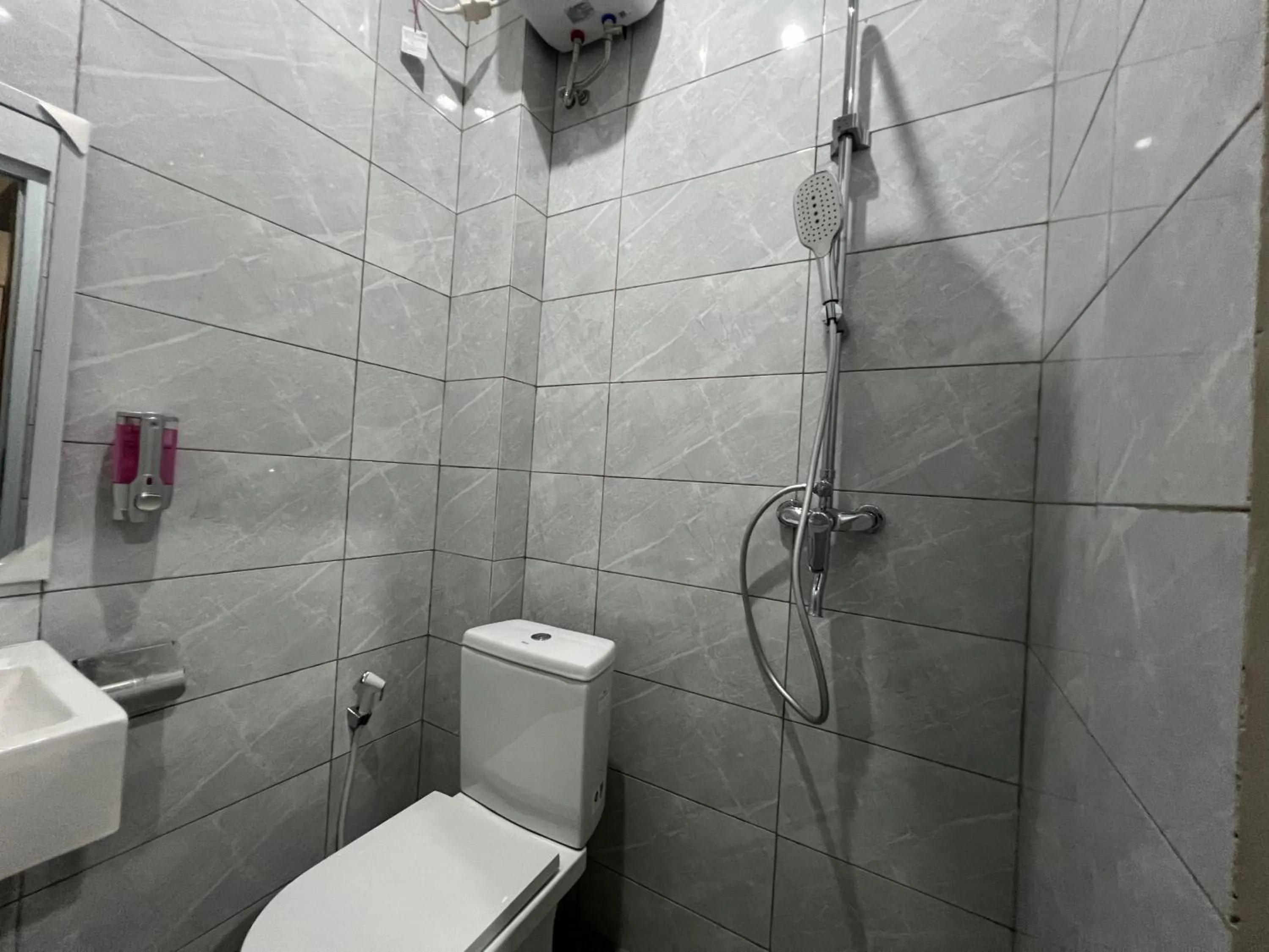 Bathroom in Brenn Hotel Semarang Mitra Reddoorz