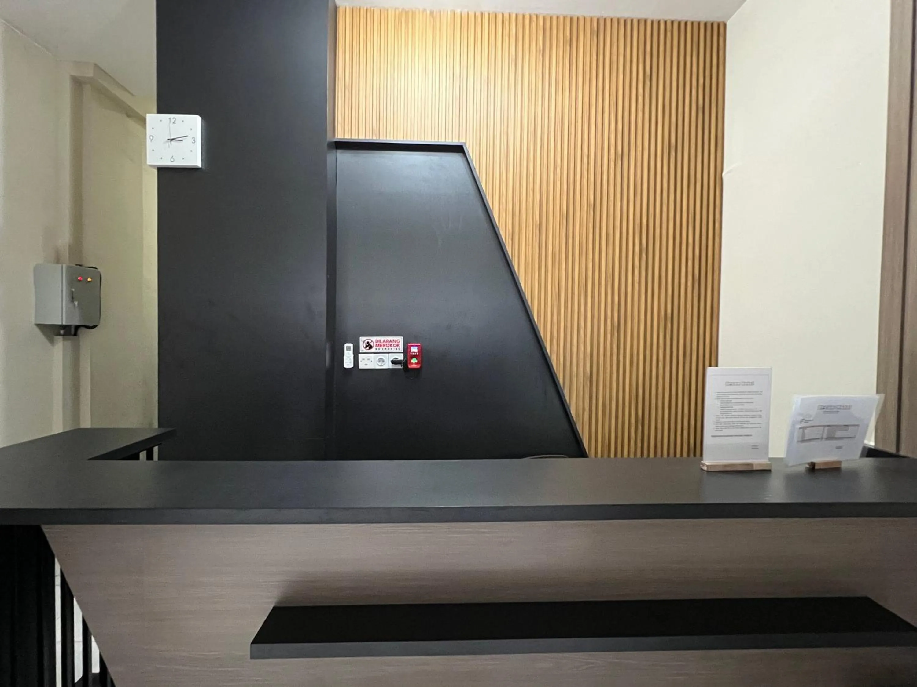 Lobby or reception in Brenn Hotel Semarang Mitra Reddoorz