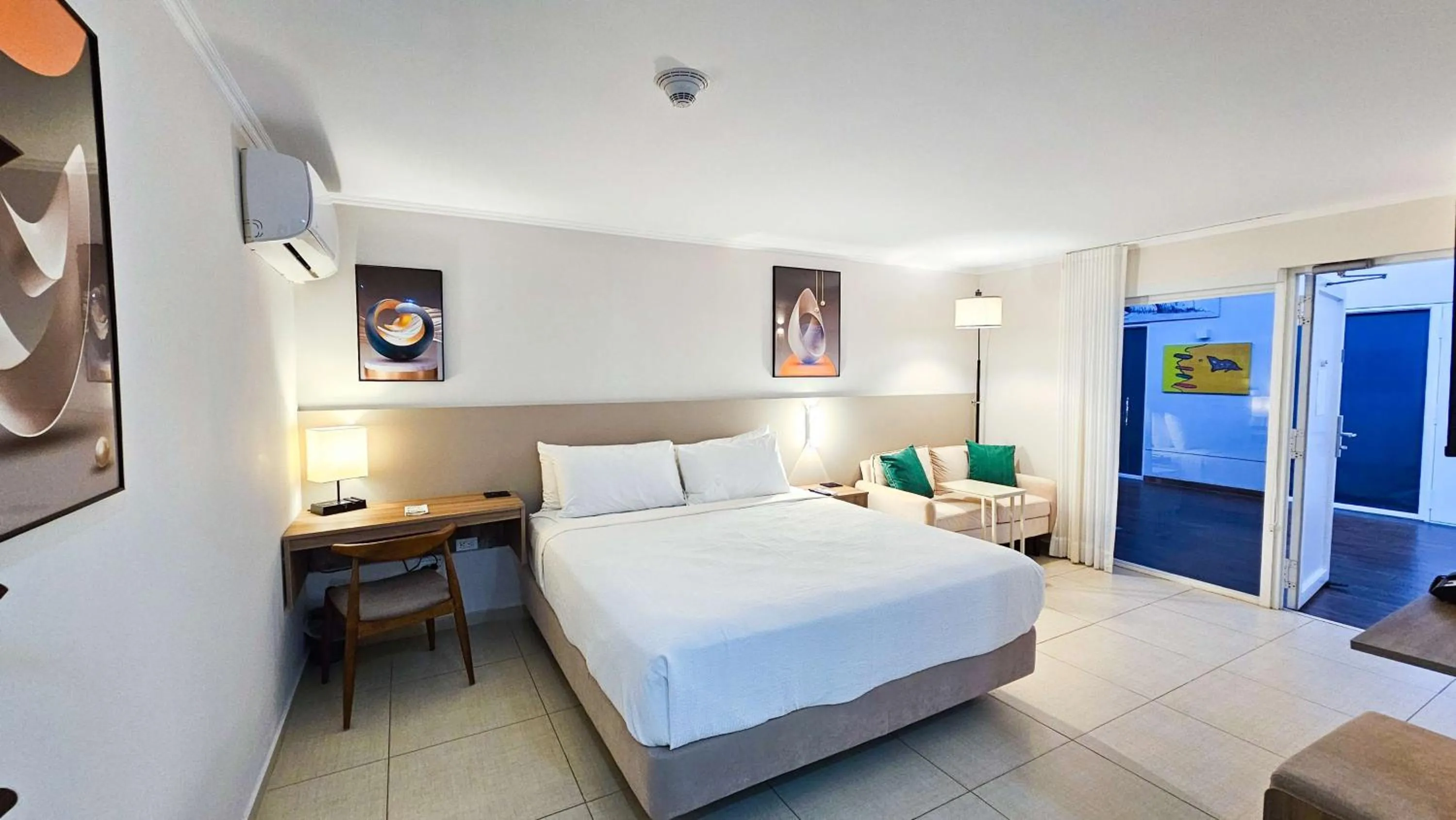 Bedroom, Bed in Aruba Boutique & Art Hotel - Adults Only