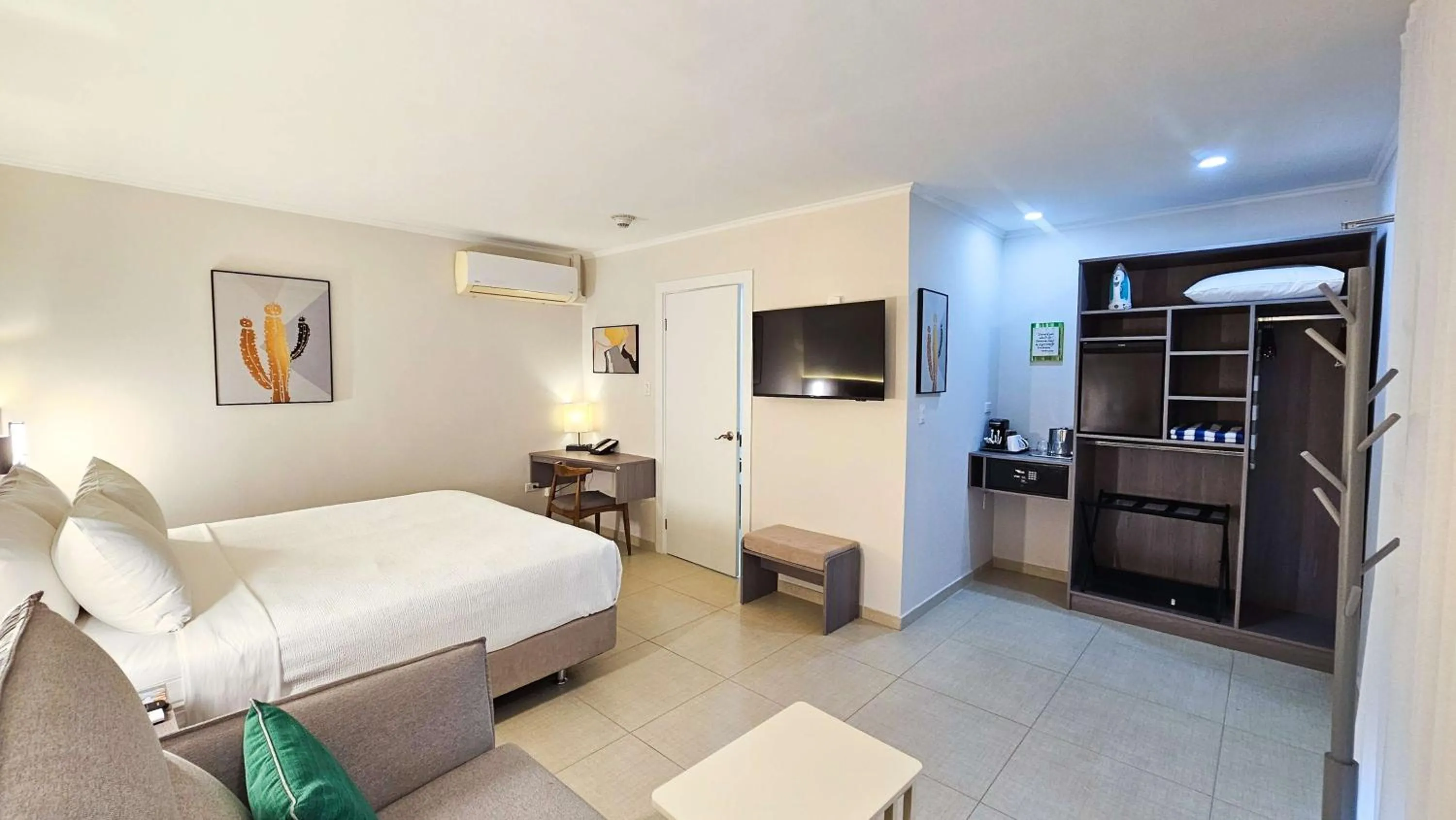 Bedroom, Bed in Aruba Boutique & Art Hotel - Adults Only