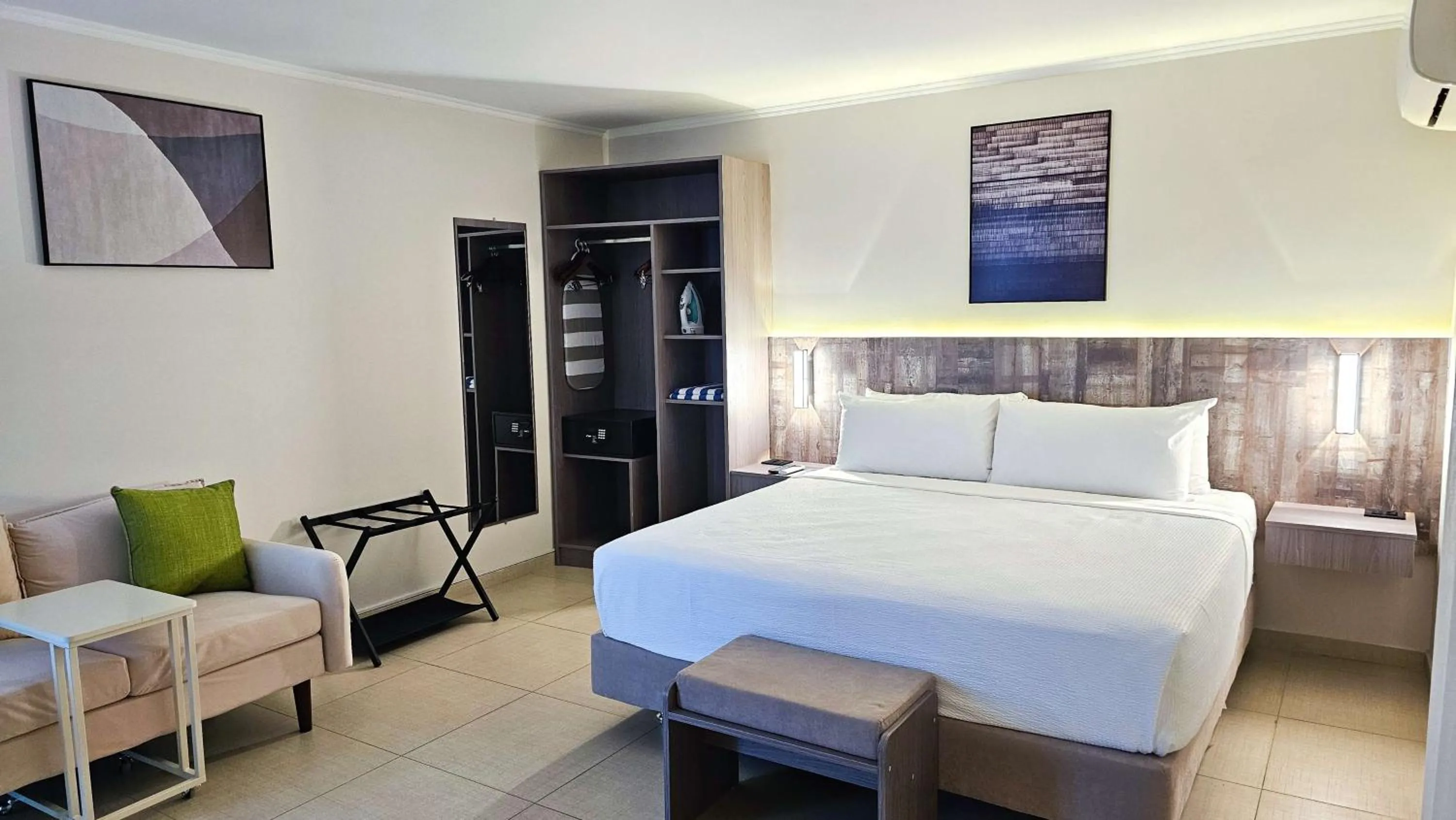 Bedroom, Bed in Aruba Boutique & Art Hotel - Adults Only