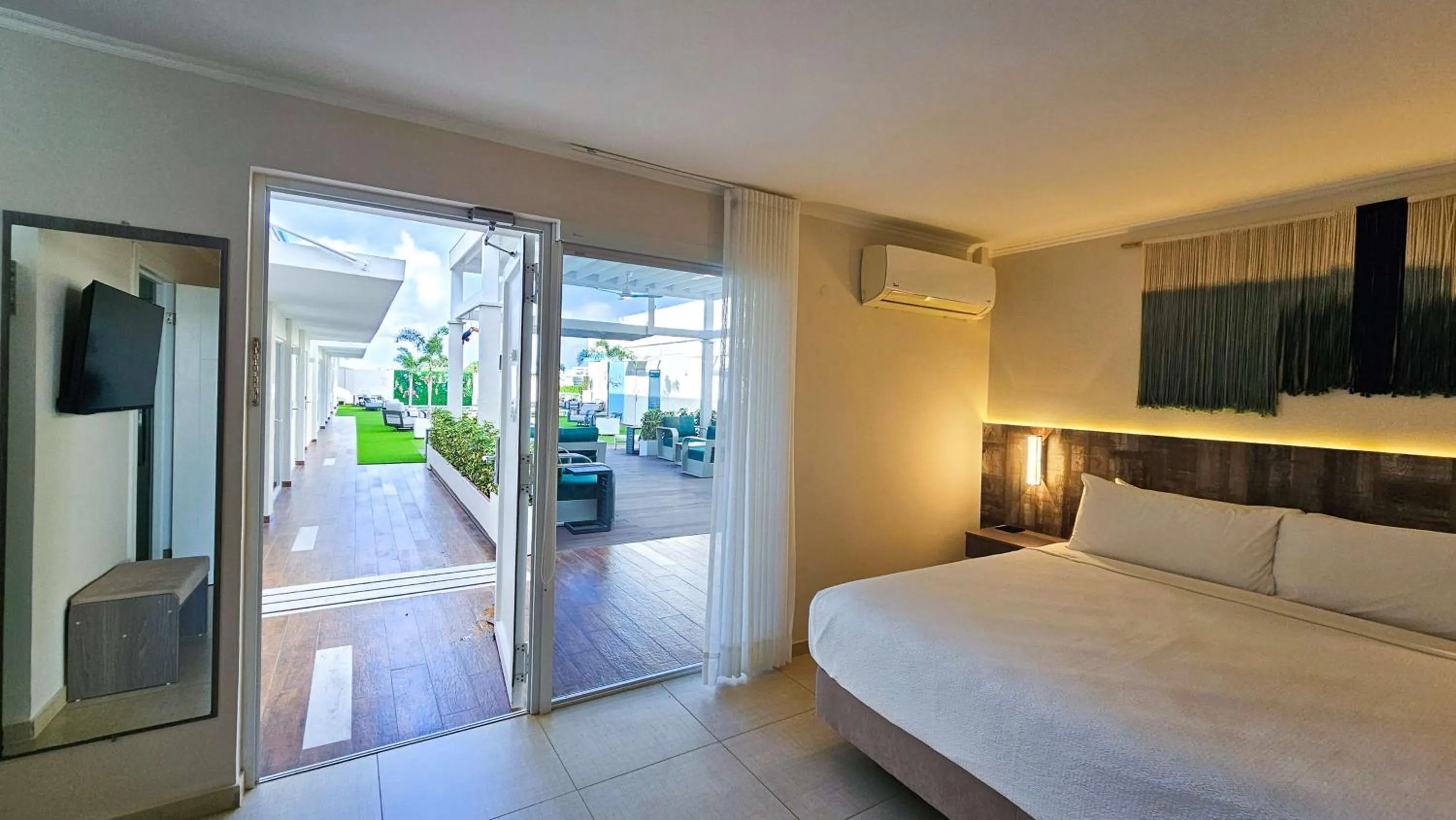 Bedroom, Bed in Aruba Boutique & Art Hotel - Adults Only