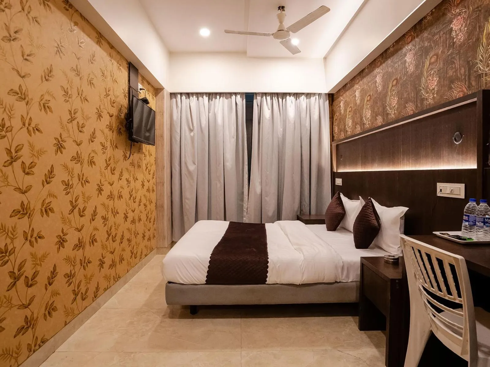 Bedroom in Hotel Grand Seasons- Navi Mumbai