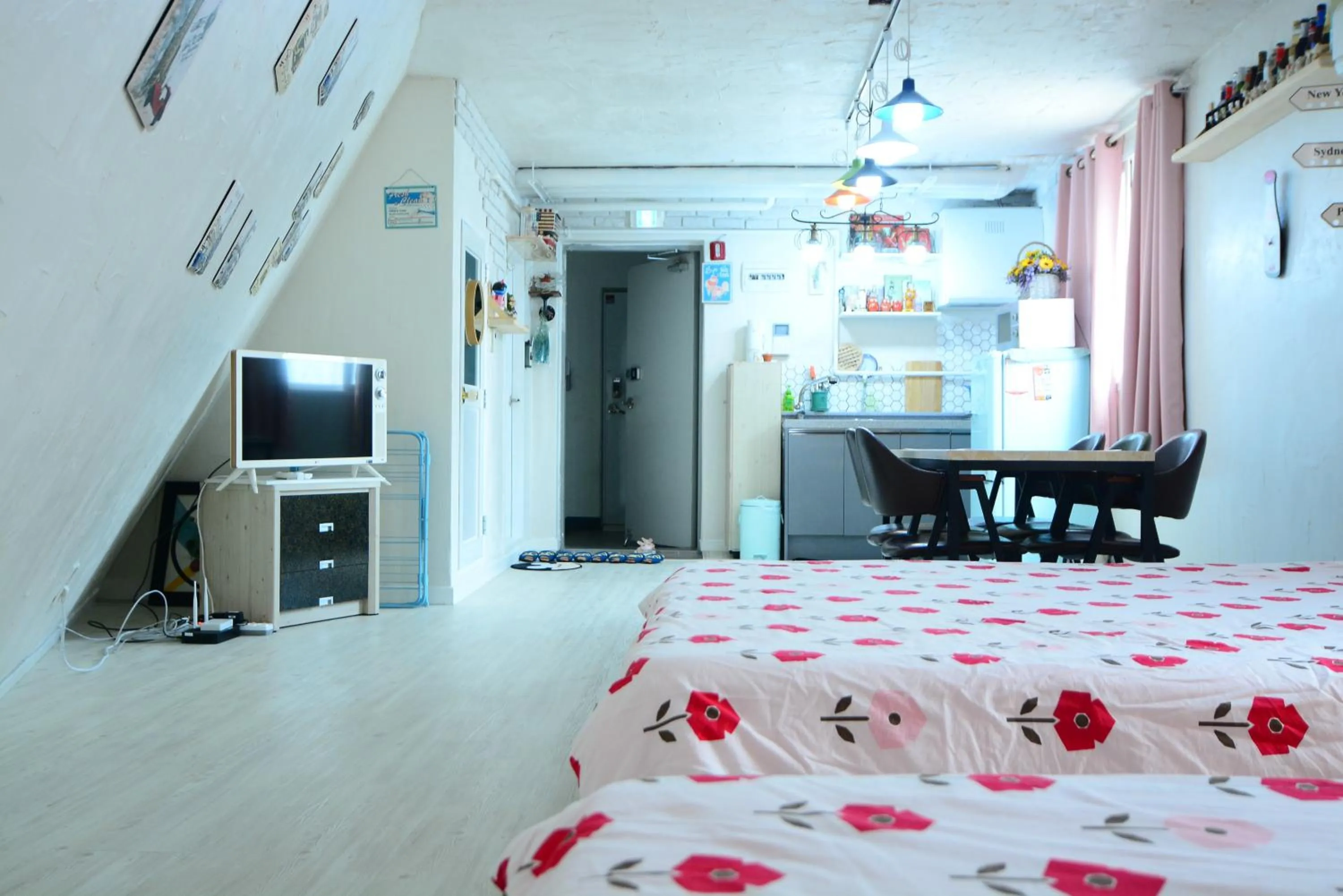 Photo of the whole room, Bed in Residence Unicorn