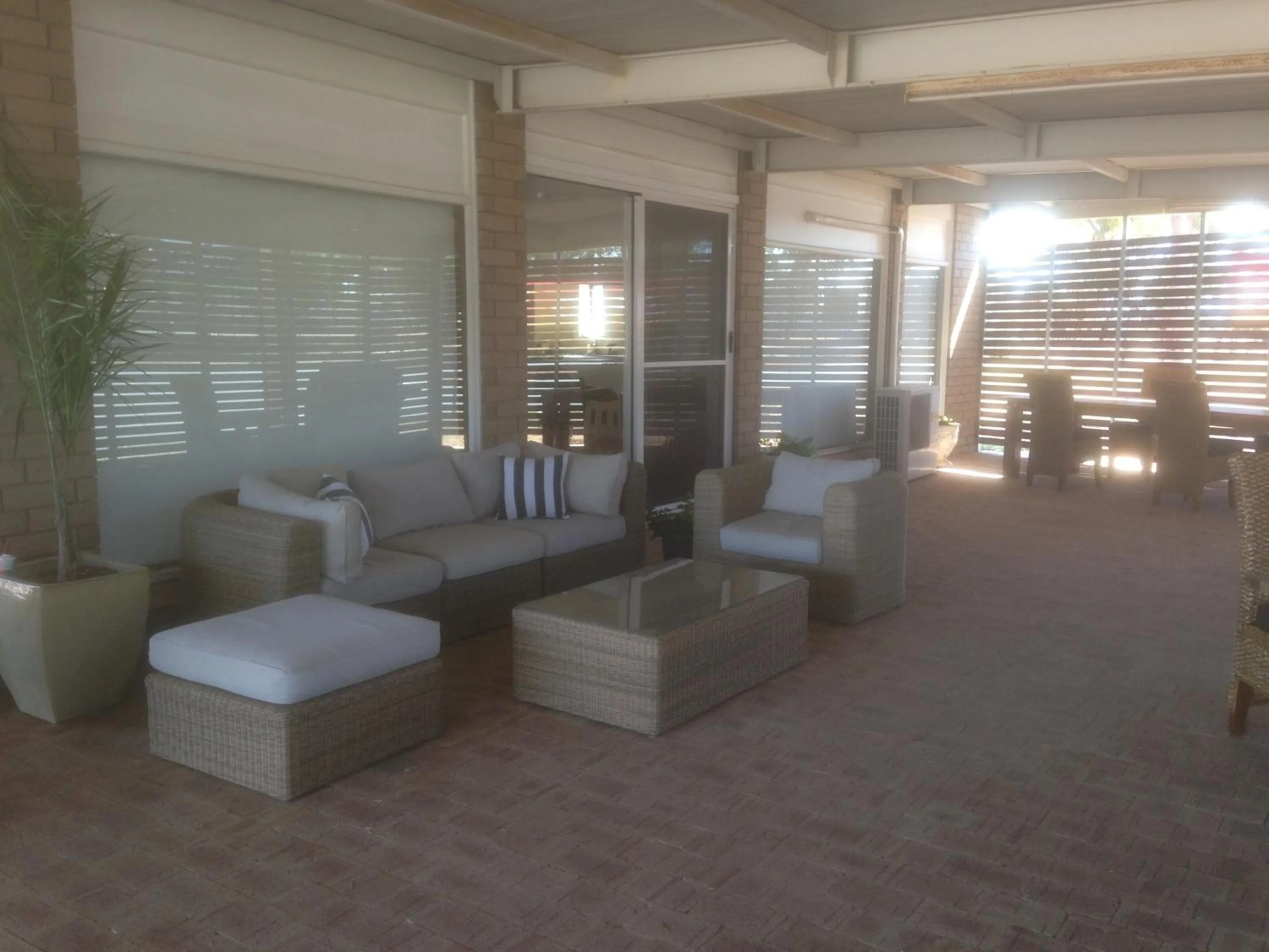 Lounge or bar in Crossroads Ecomotel