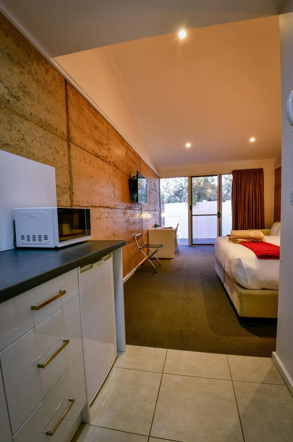 Kitchen or kitchenette, Bed in Crossroads Ecomotel