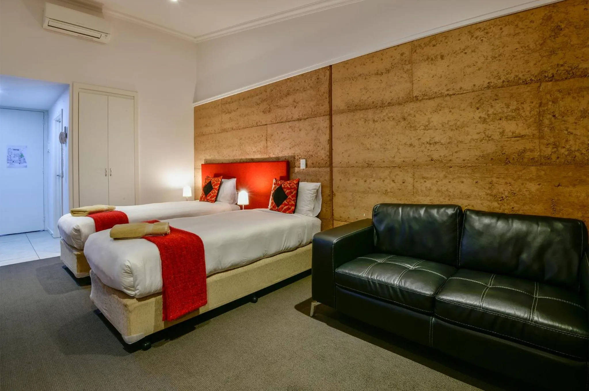 Photo of the whole room, Bed in Crossroads Ecomotel