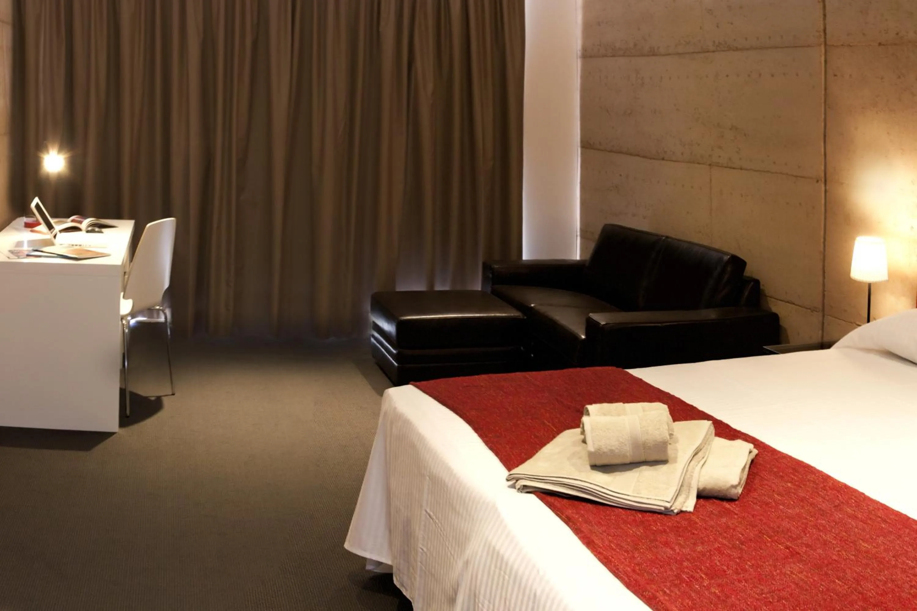 Seating area, Bed in Crossroads Ecomotel