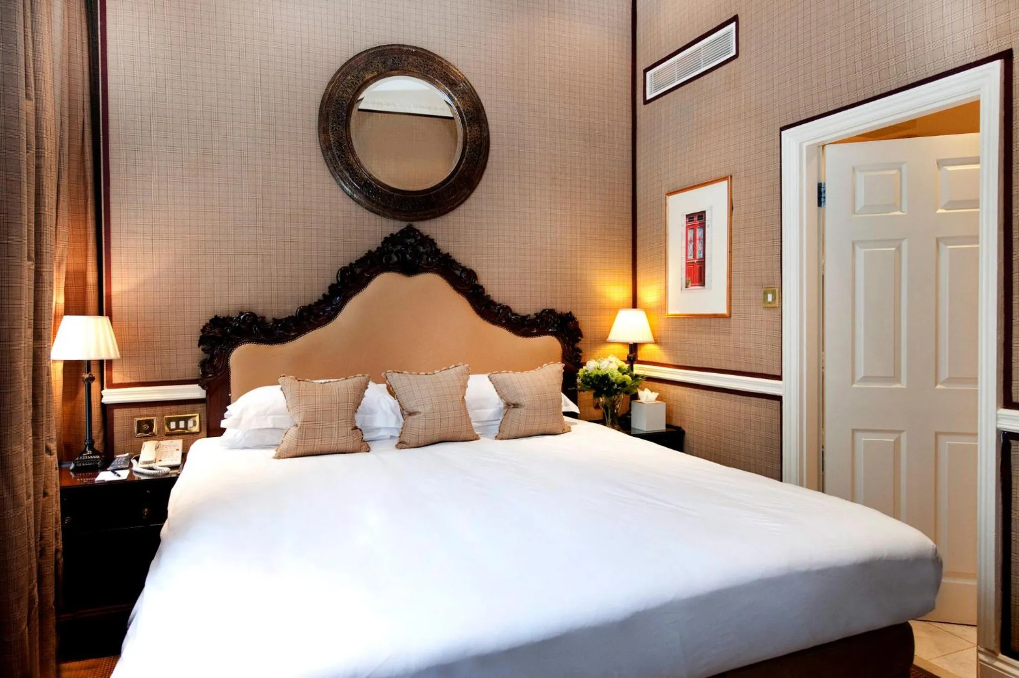 Photo of the whole room, Bed in The Montague On The Gardens