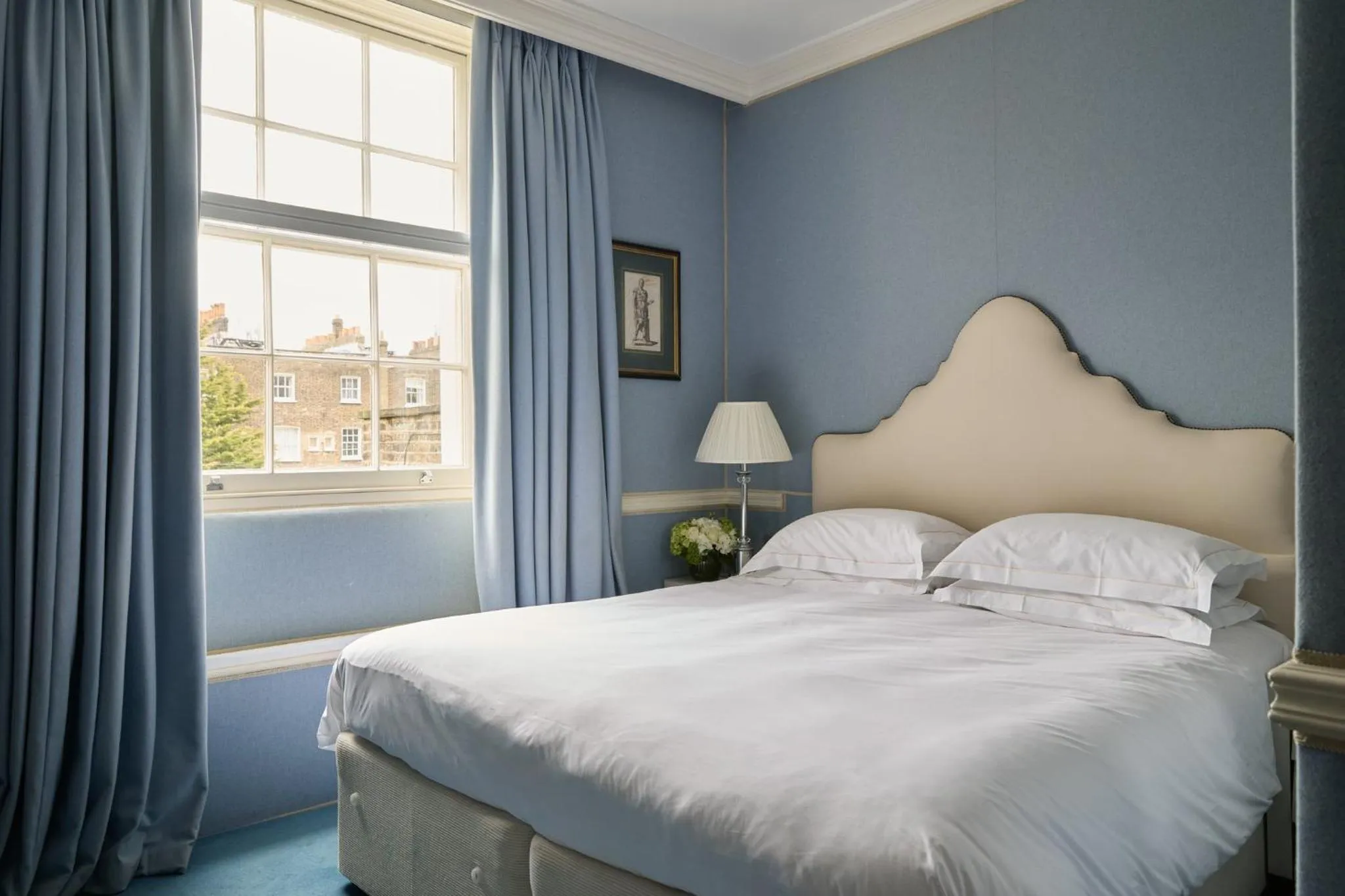 Photo of the whole room, Bed in The Montague On The Gardens