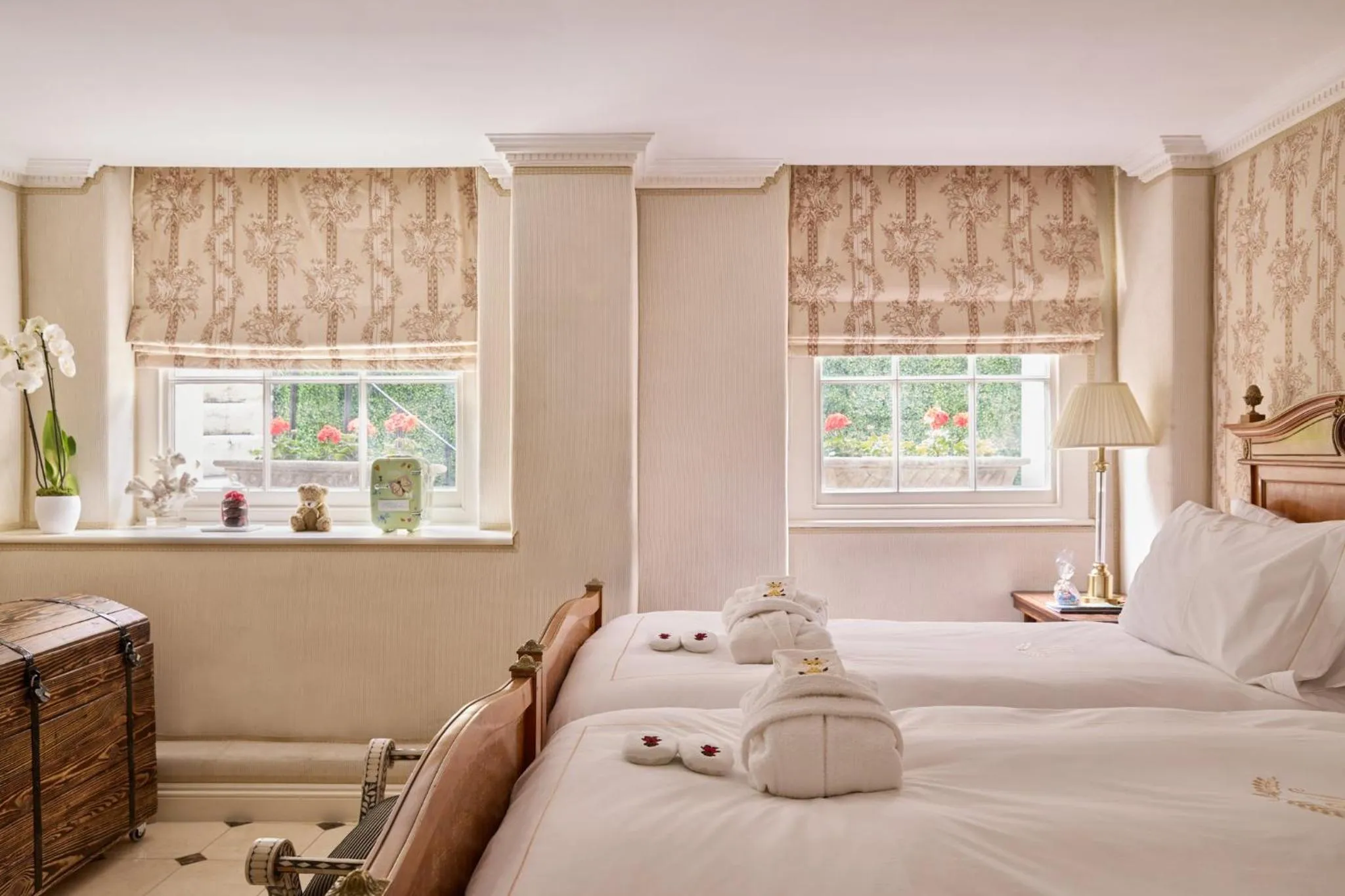 Photo of the whole room, Bed in The Montague On The Gardens