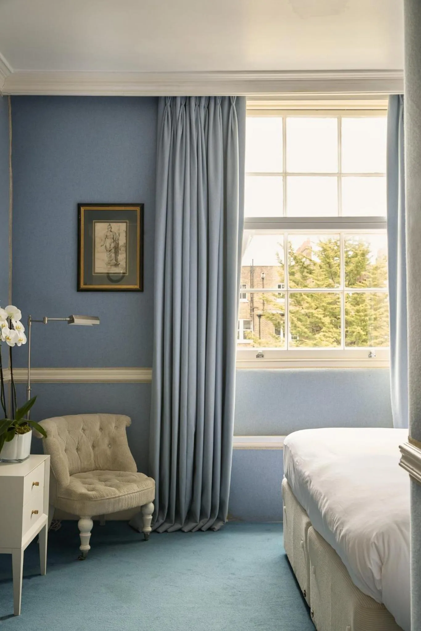 Photo of the whole room, Bed in The Montague On The Gardens