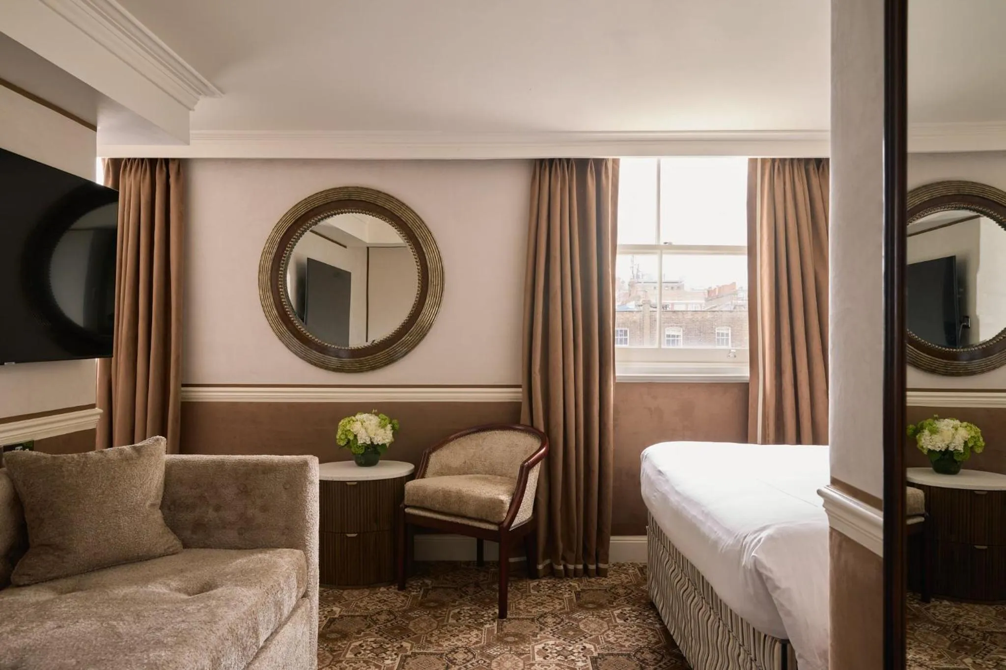 Photo of the whole room, Bed in The Montague On The Gardens