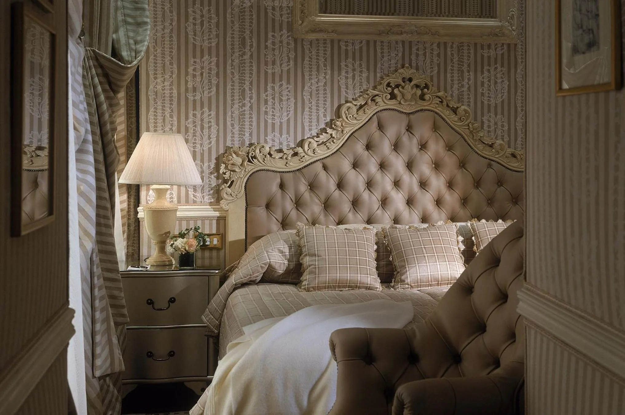 Photo of the whole room, Bed in The Montague On The Gardens