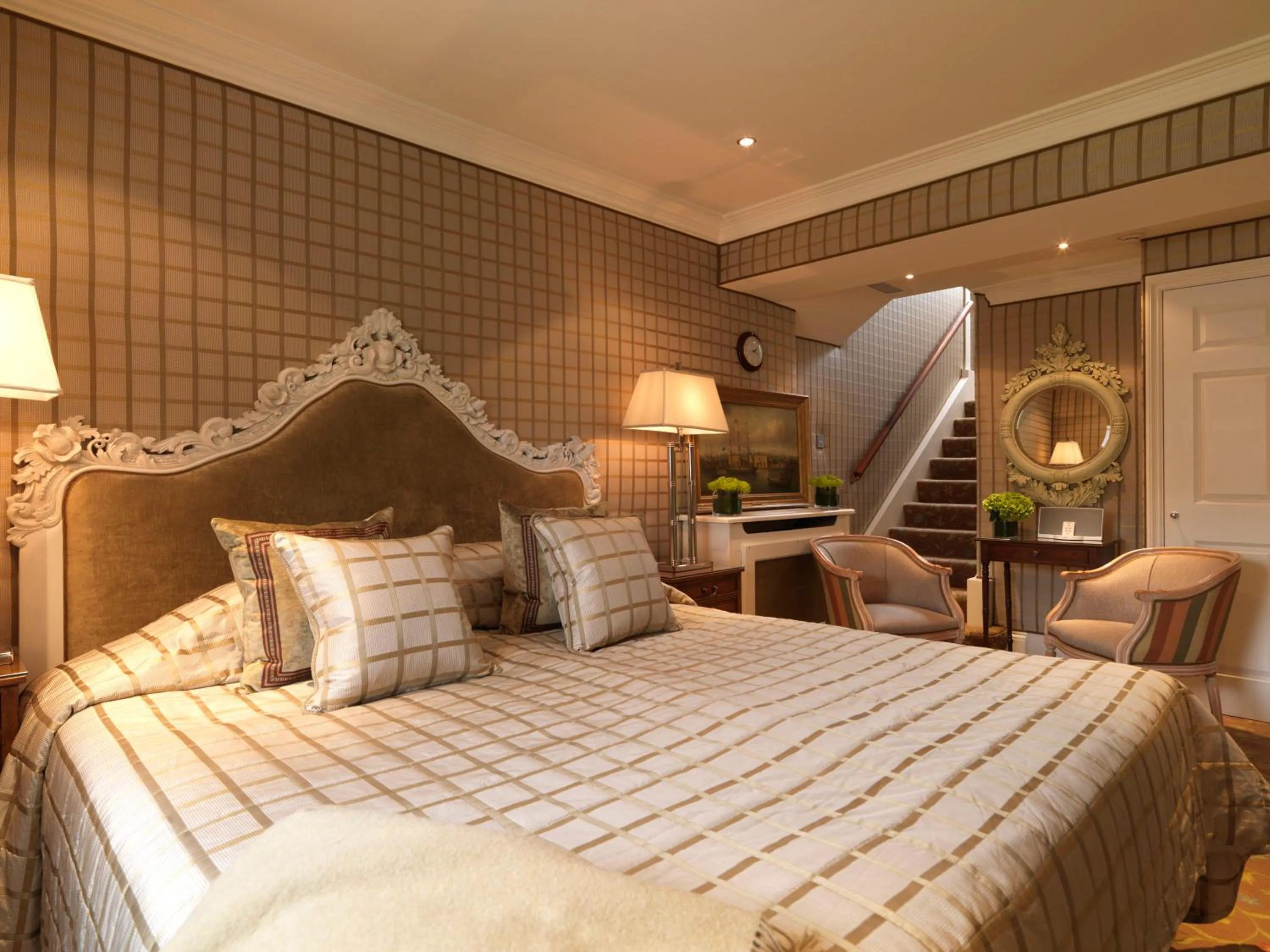 Photo of the whole room, Bed in The Montague On The Gardens