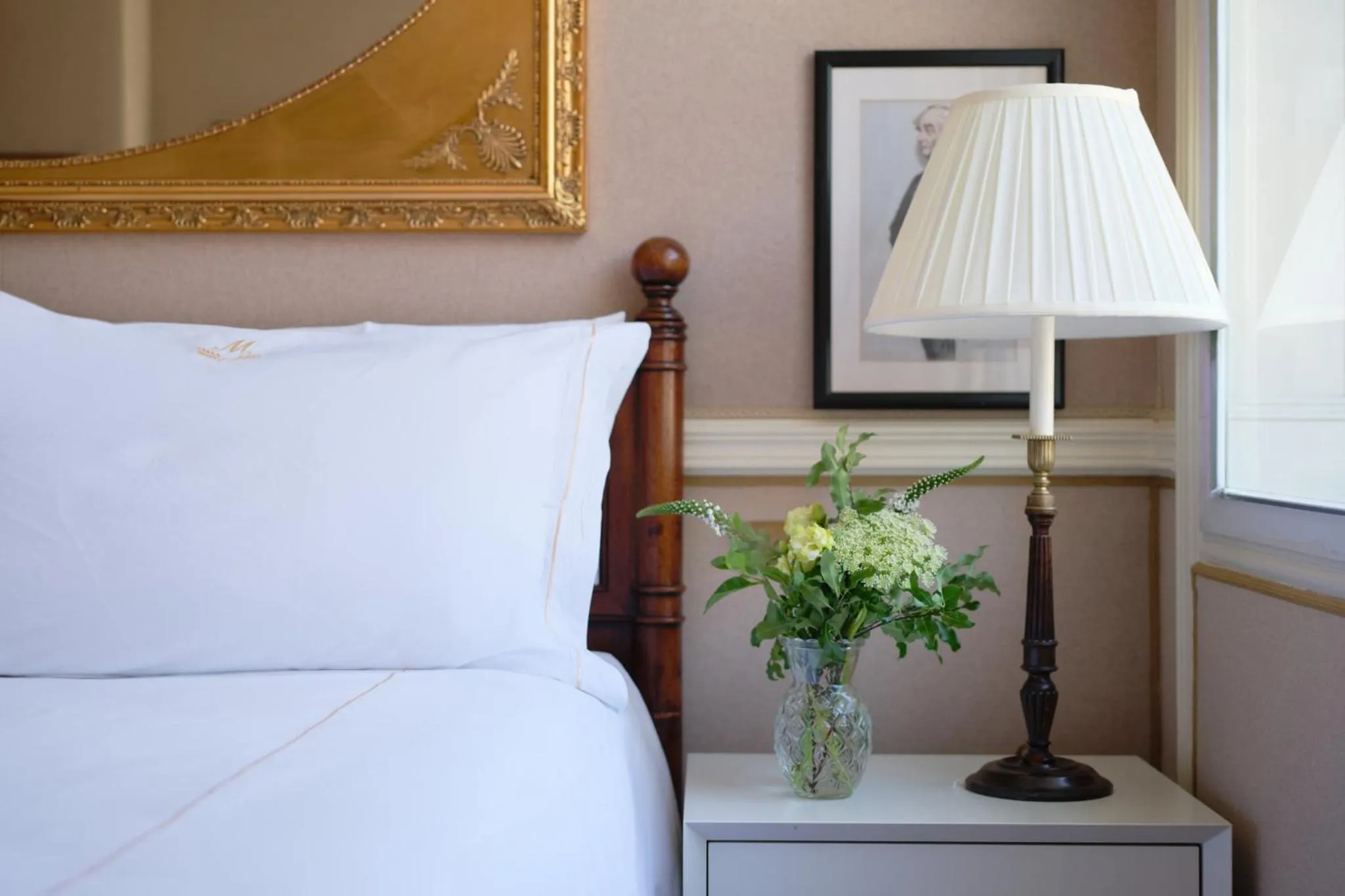 Photo of the whole room, Bed in The Montague On The Gardens