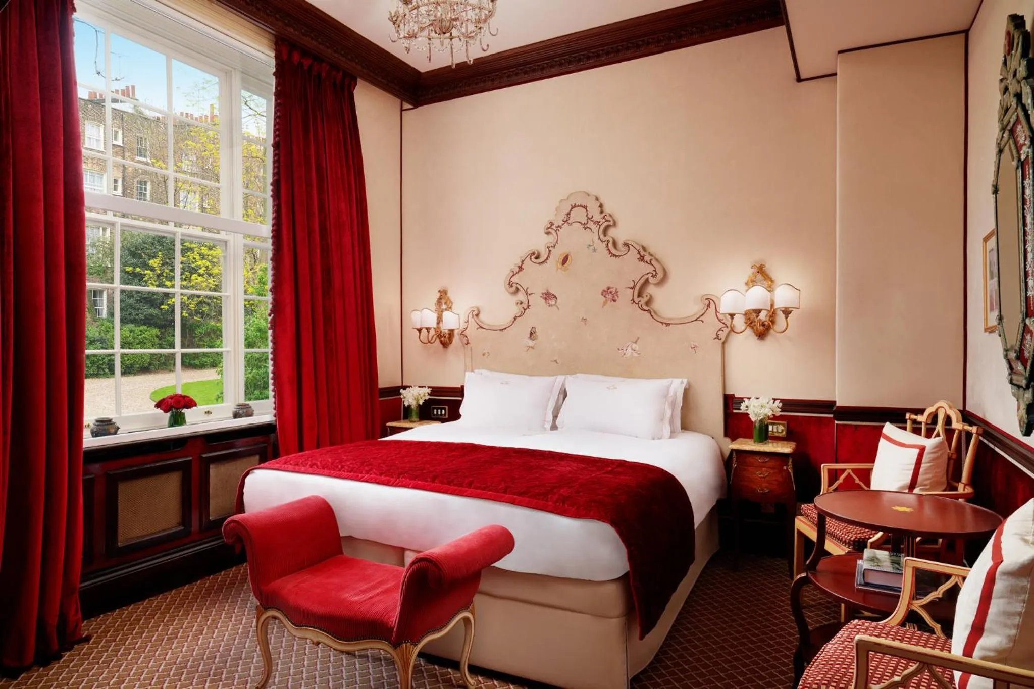 Photo of the whole room, Bed in The Montague On The Gardens