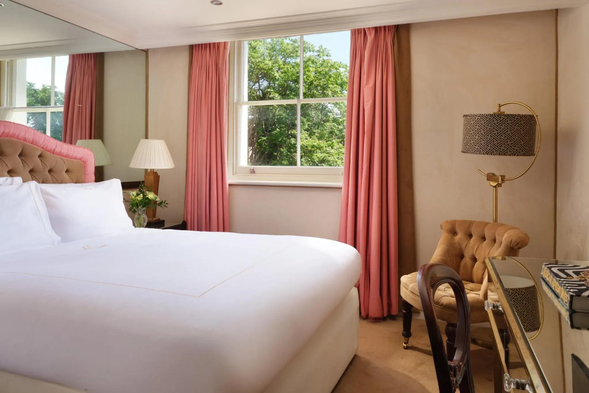 Photo of the whole room, Bed in The Montague On The Gardens