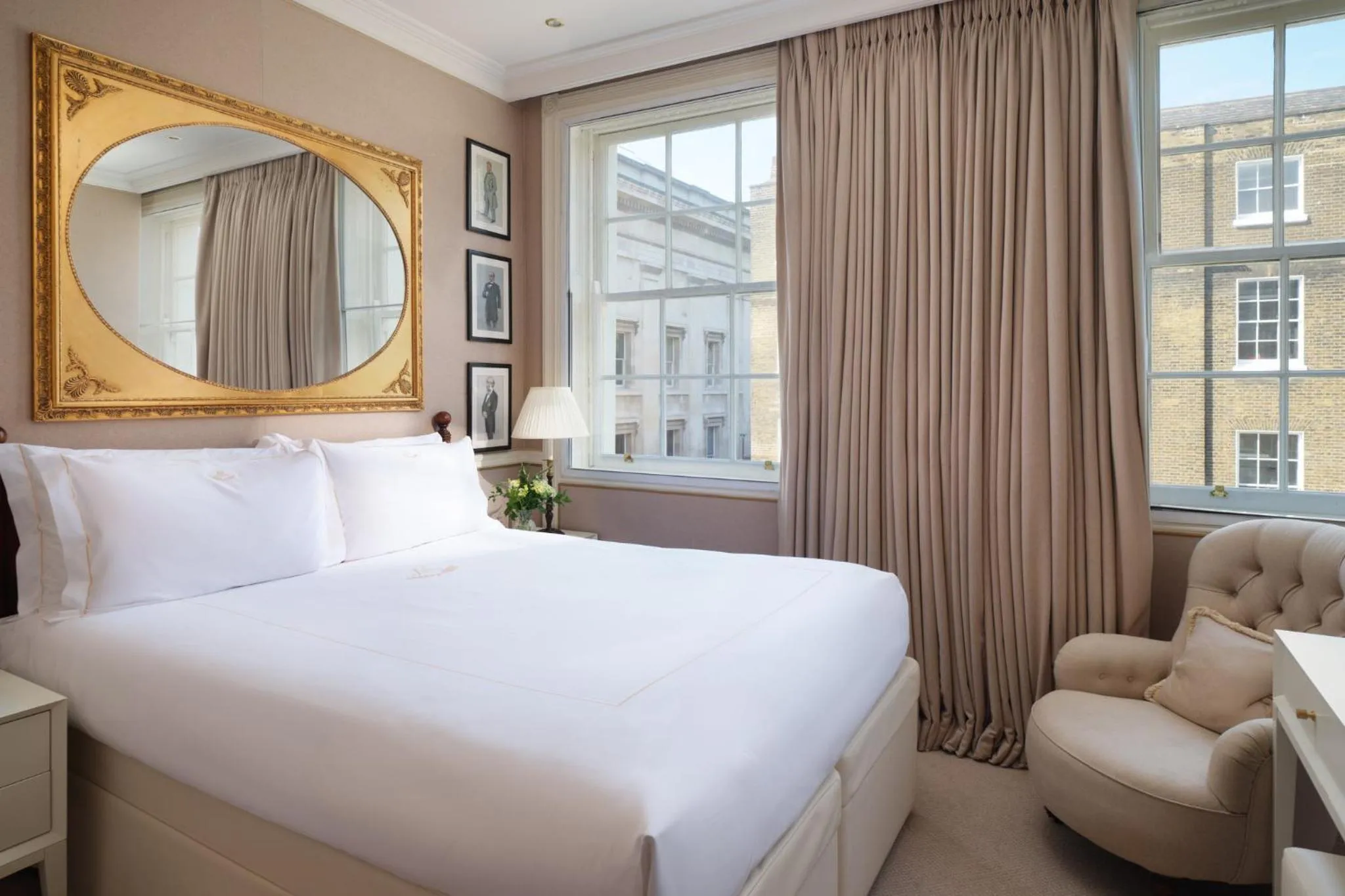 Photo of the whole room, Bed in The Montague On The Gardens