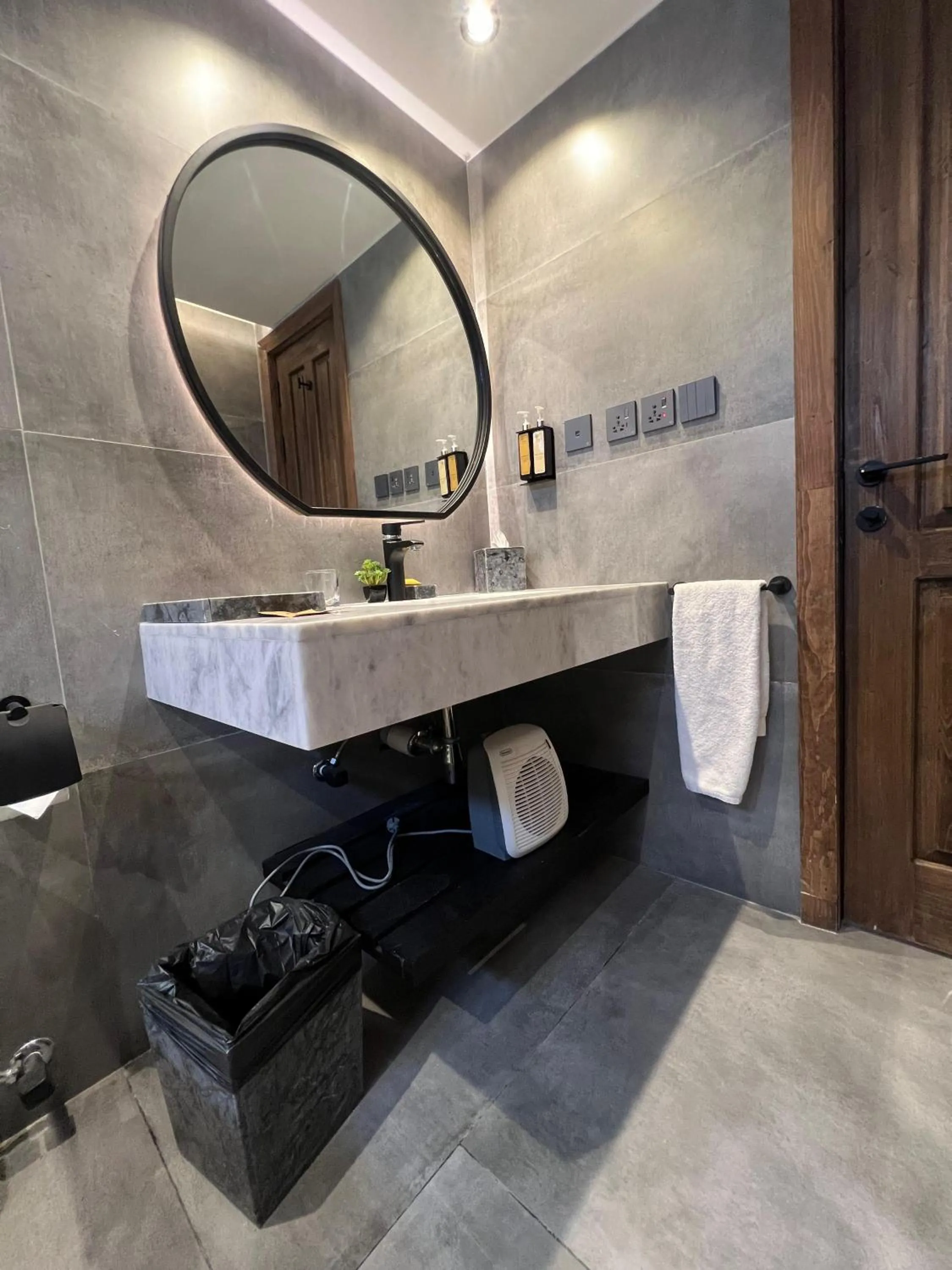 Bathroom in Himmel Skardu By Luxus