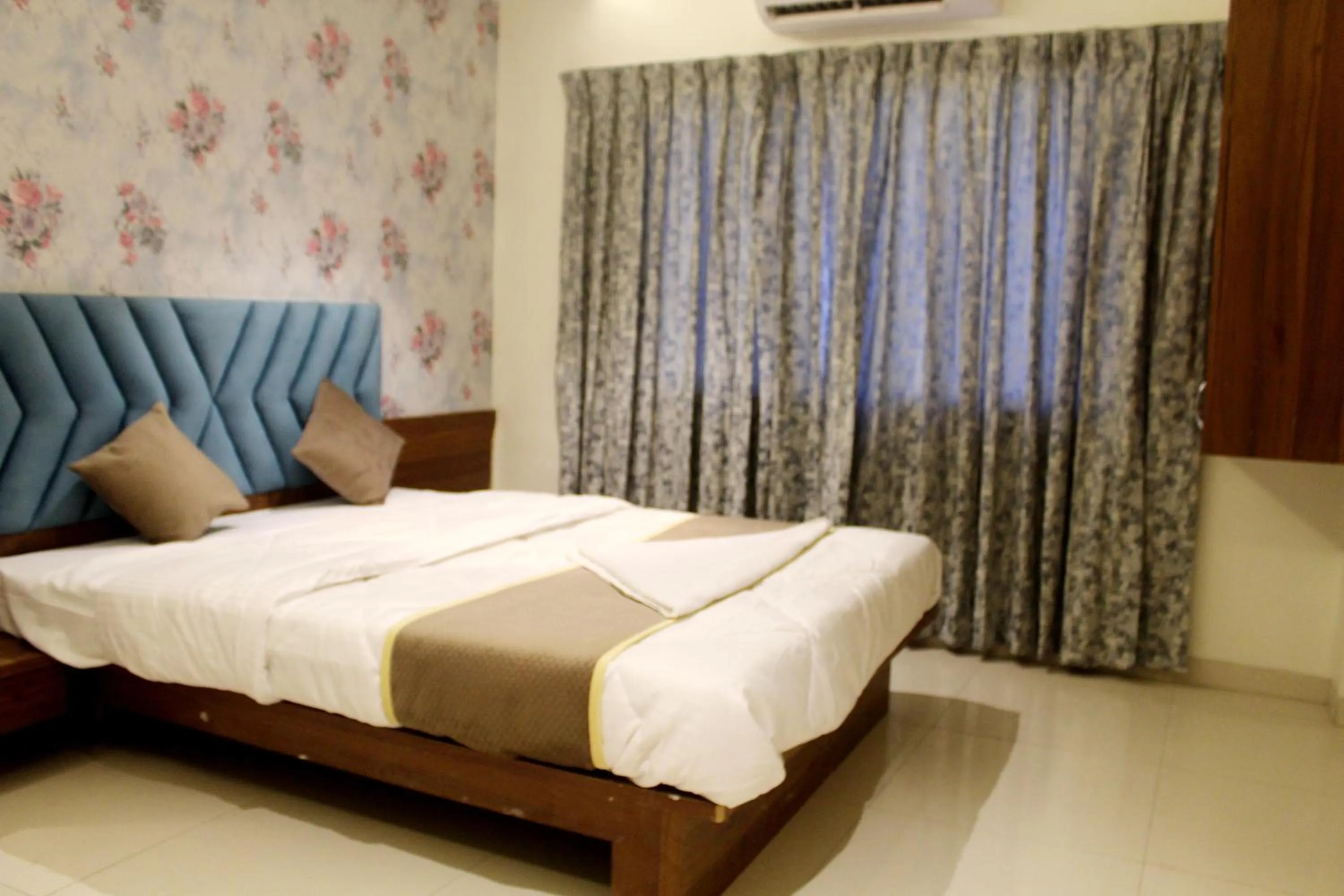 Bed in Hotel India Gate Narhe, Pune