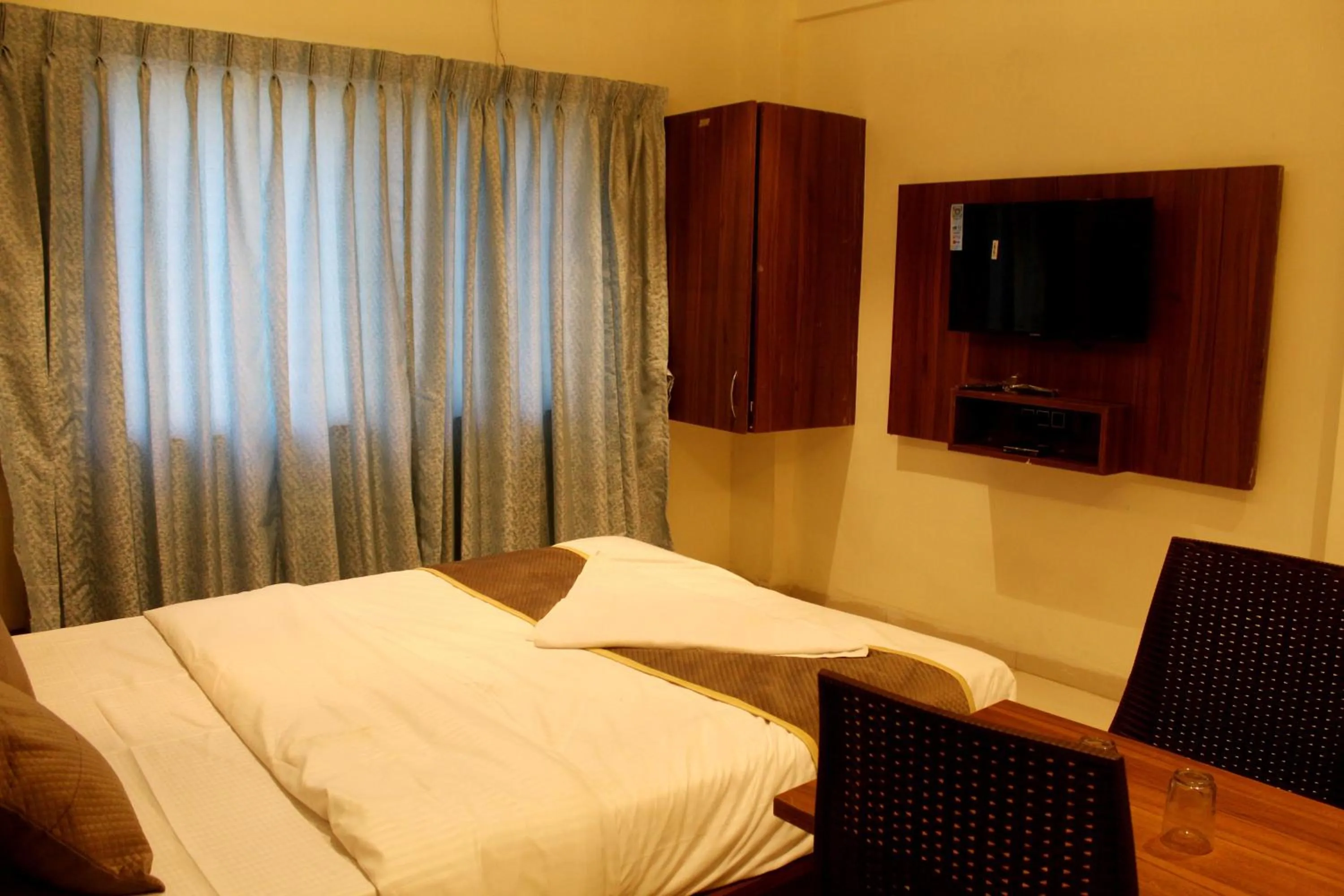 Communal lounge/ TV room in Hotel India Gate Narhe, Pune