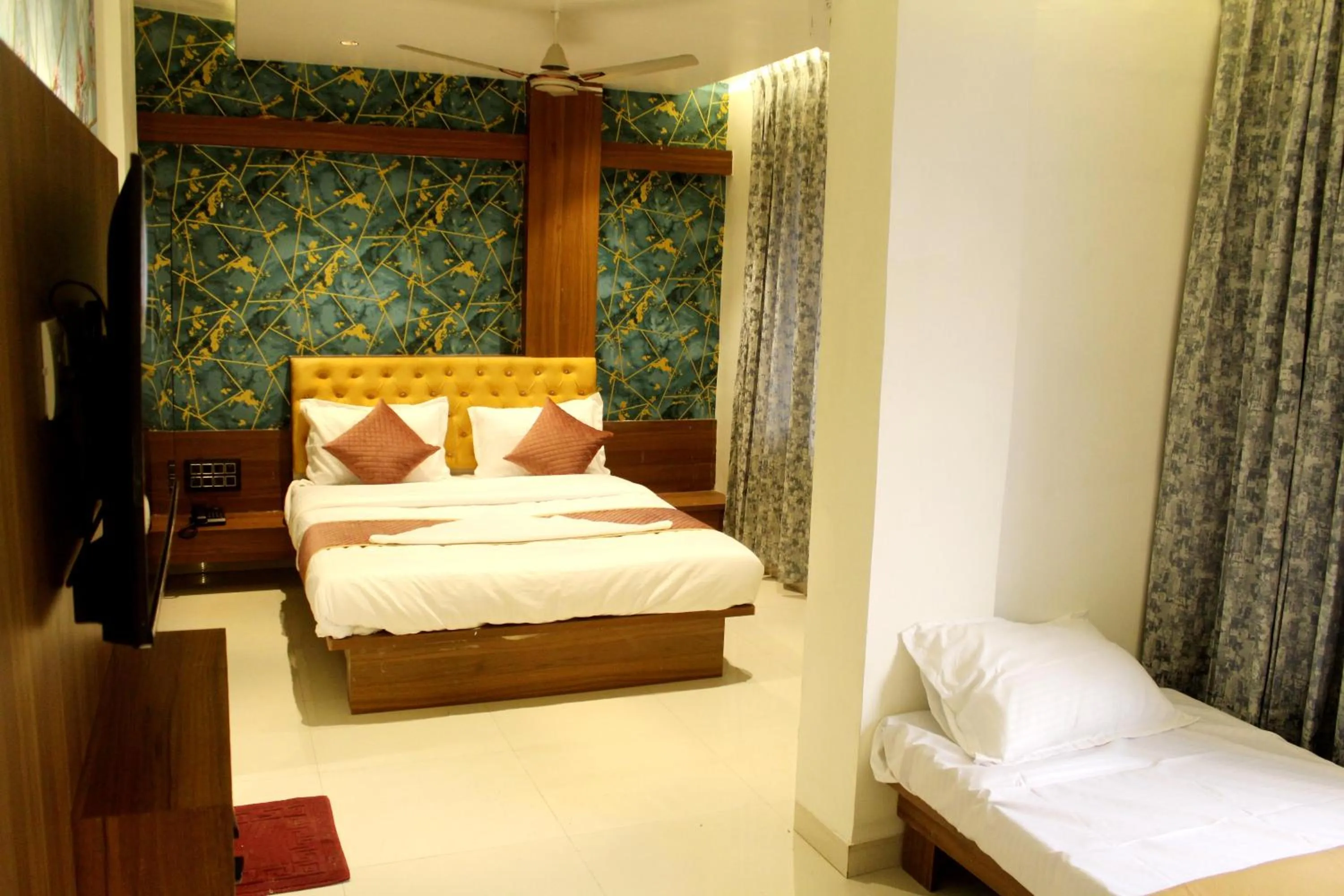 Bed in Hotel India Gate Narhe, Pune