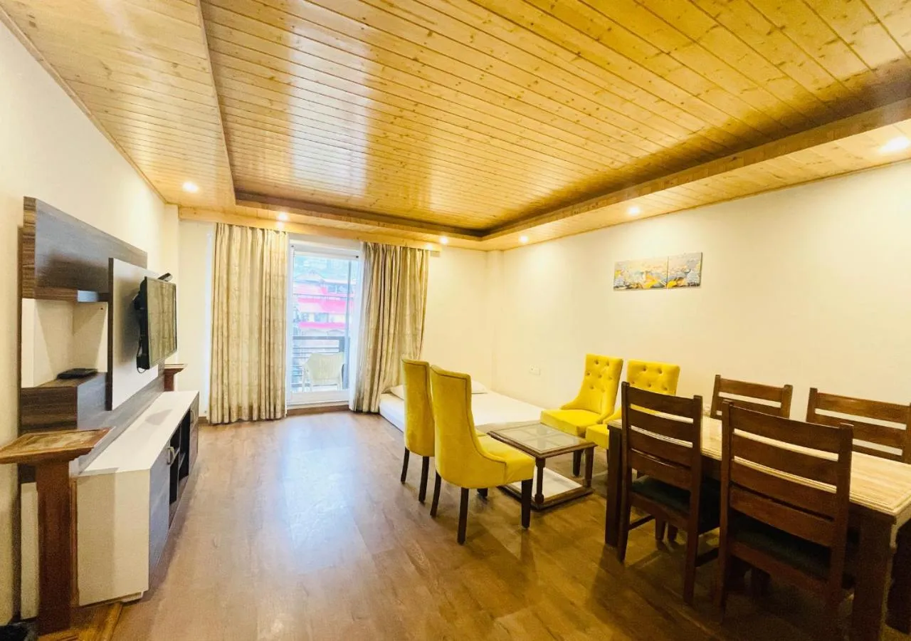 Communal lounge/ TV room in Simsa Heights Manali