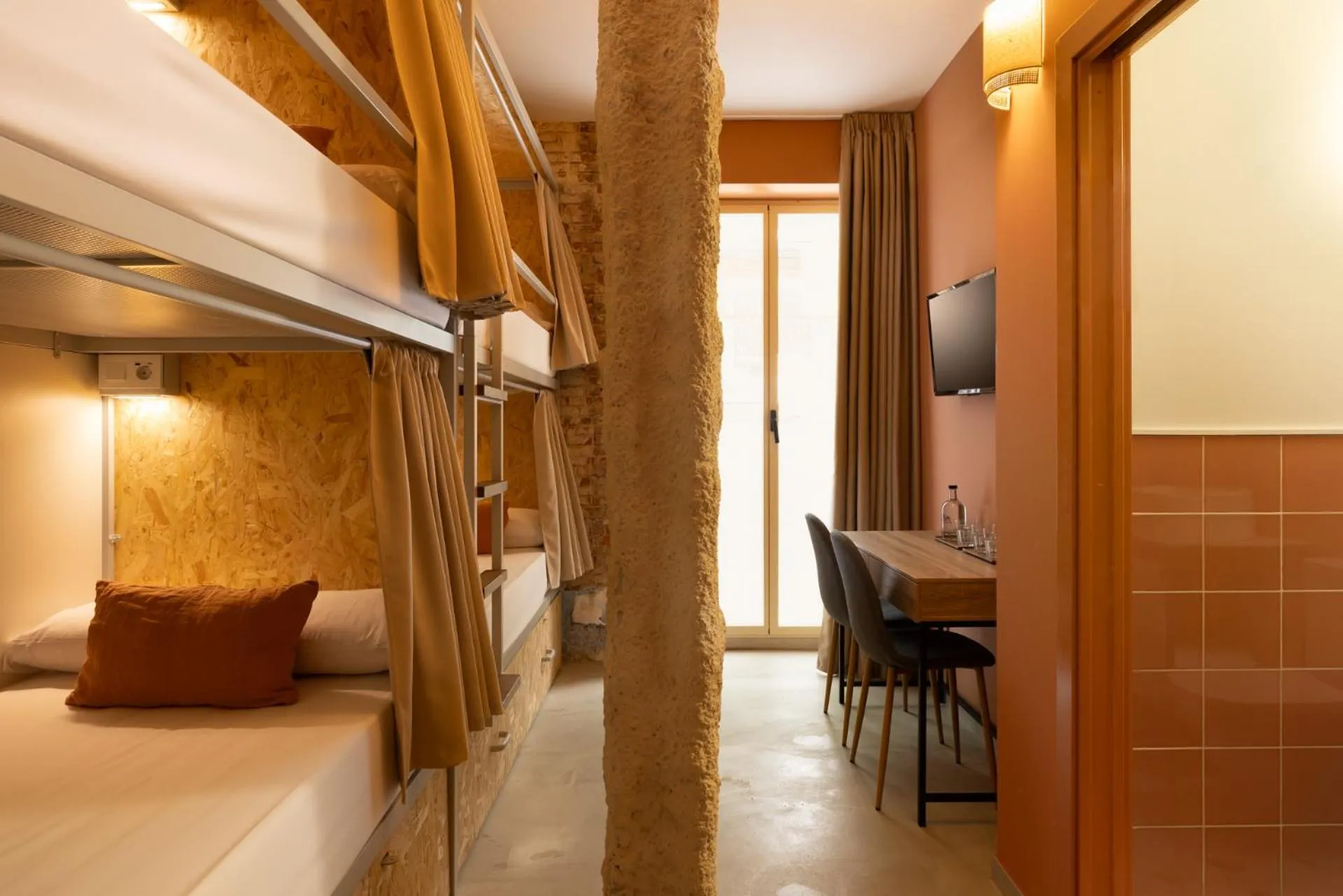 Standard Quadruple Room with Private Bathroom in The Loft House Madrid