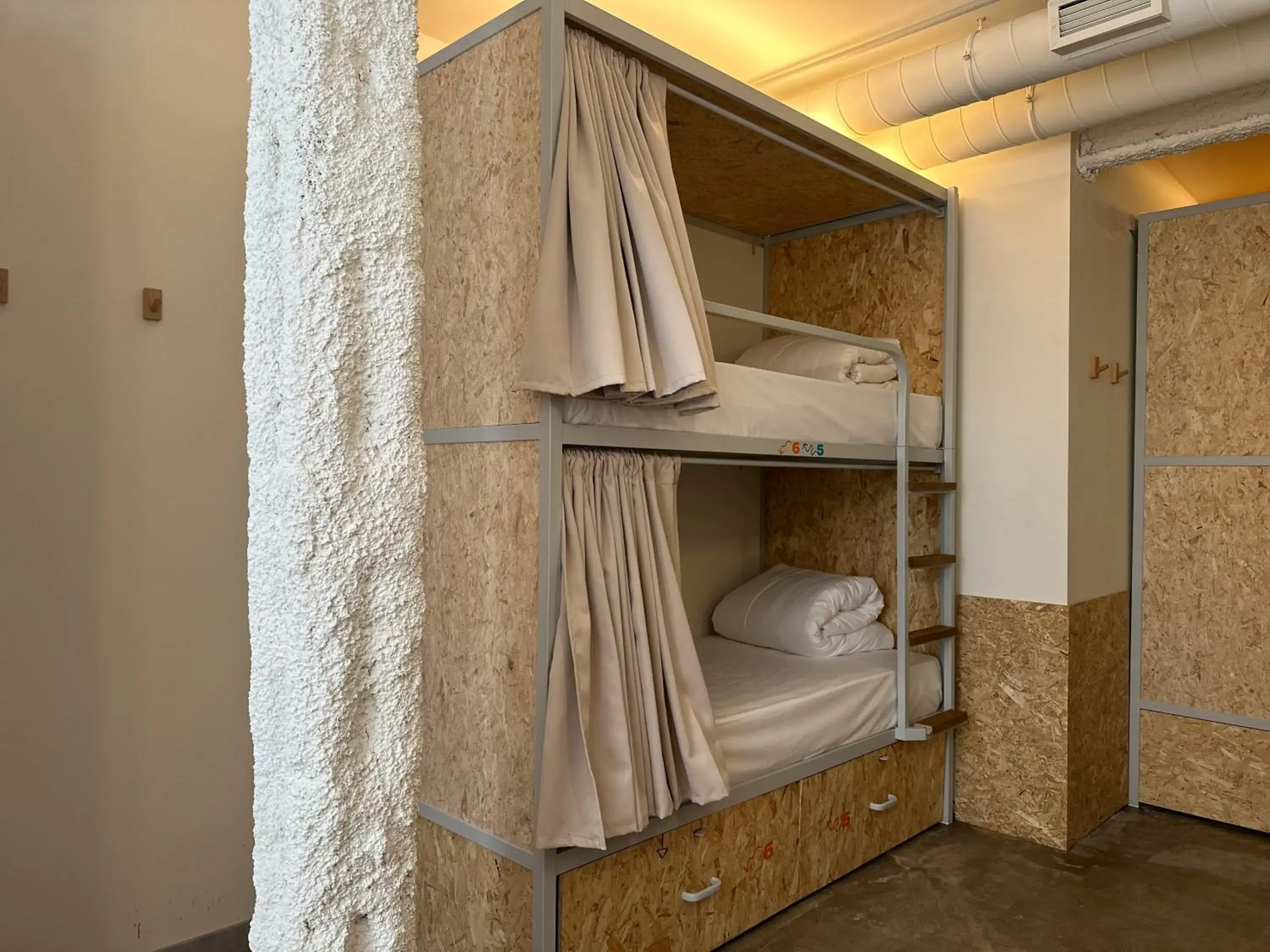 Bed in 6-Bed Mixed Dormitory Room with Shared Bathroom in The Loft House Madrid Bed in 6-Bed Mixed Dormitory Room with Shared Bathroom in The Loft House Madrid