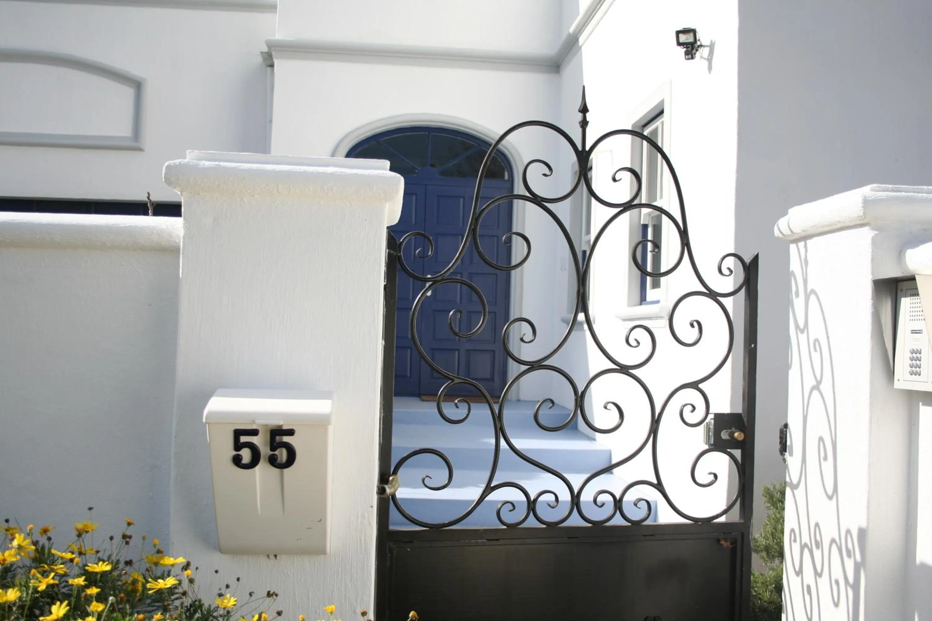 Facade/entrance in The Cottage on 55