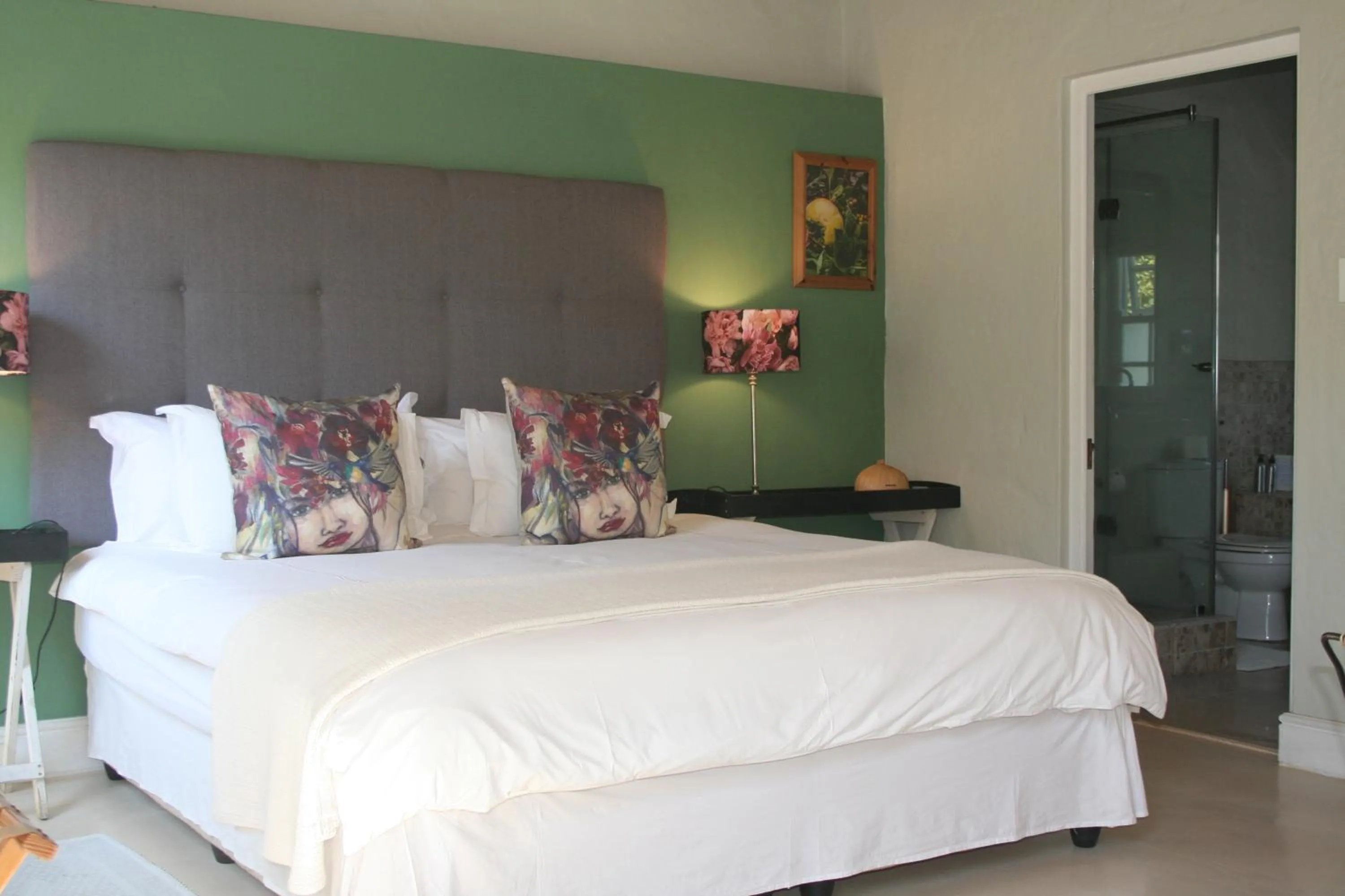 Bedroom, Bed in The Cottage on 55