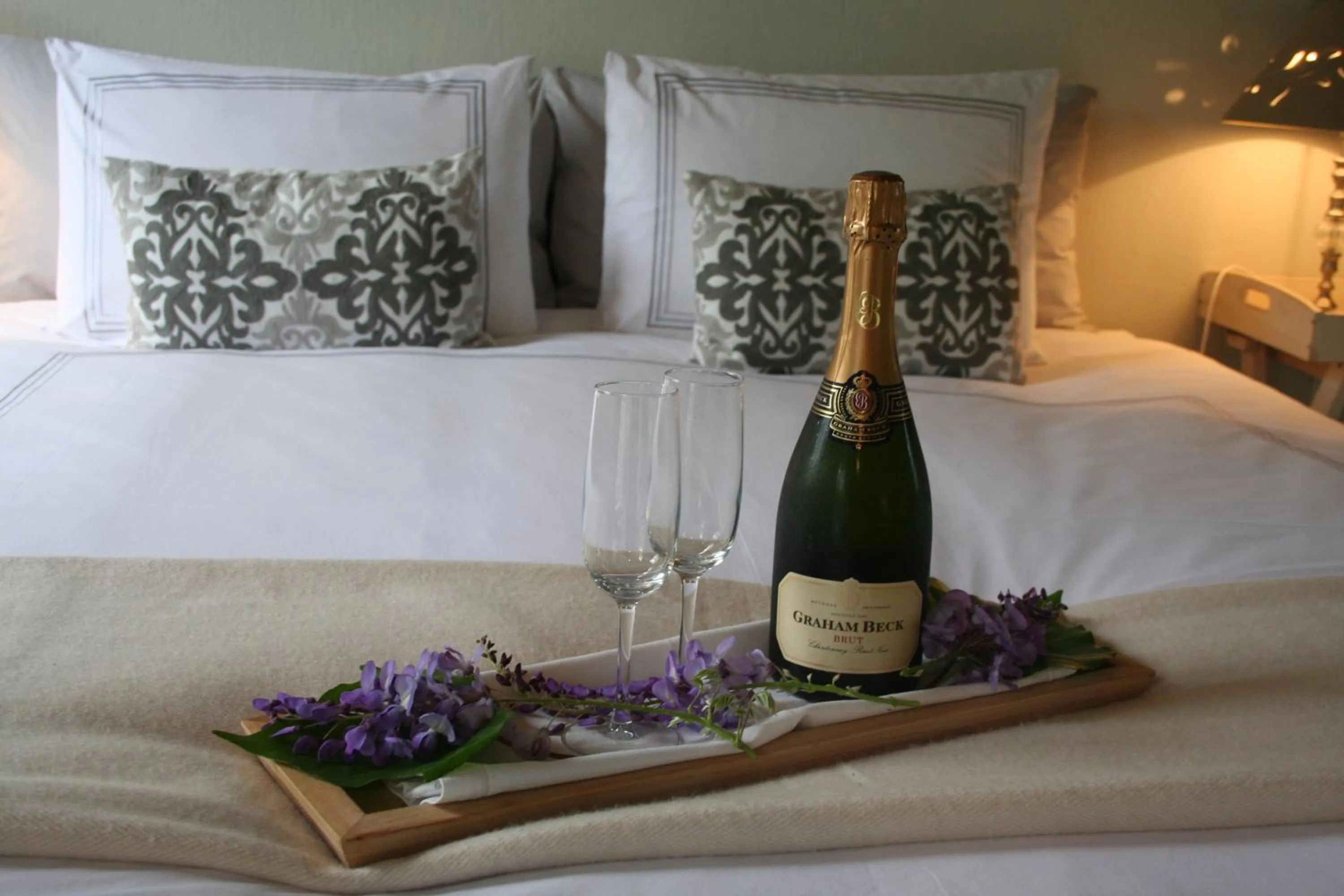 Alcoholic drinks, Bed in The Cottage on 55