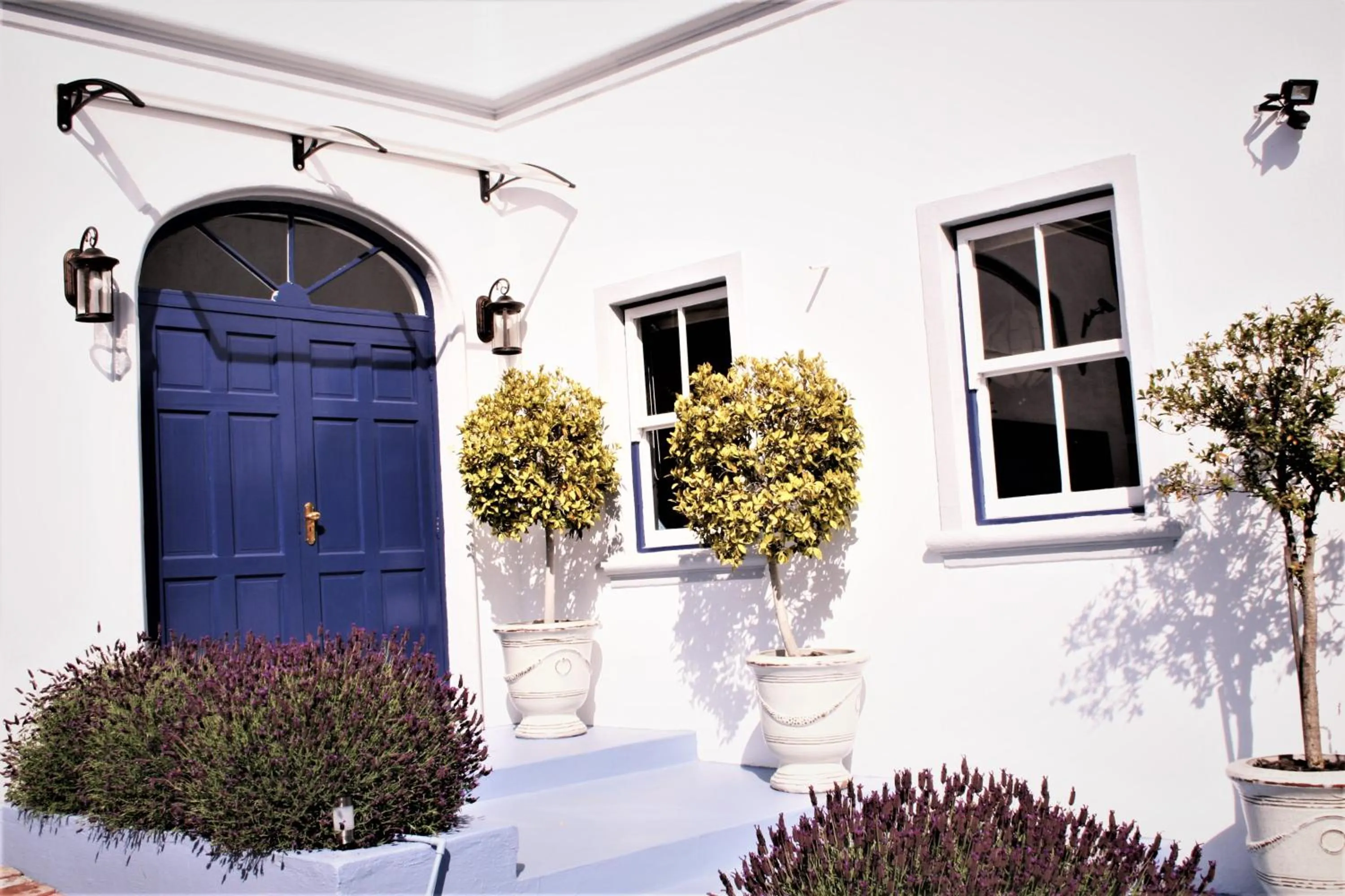 Facade/entrance in The Cottage on 55