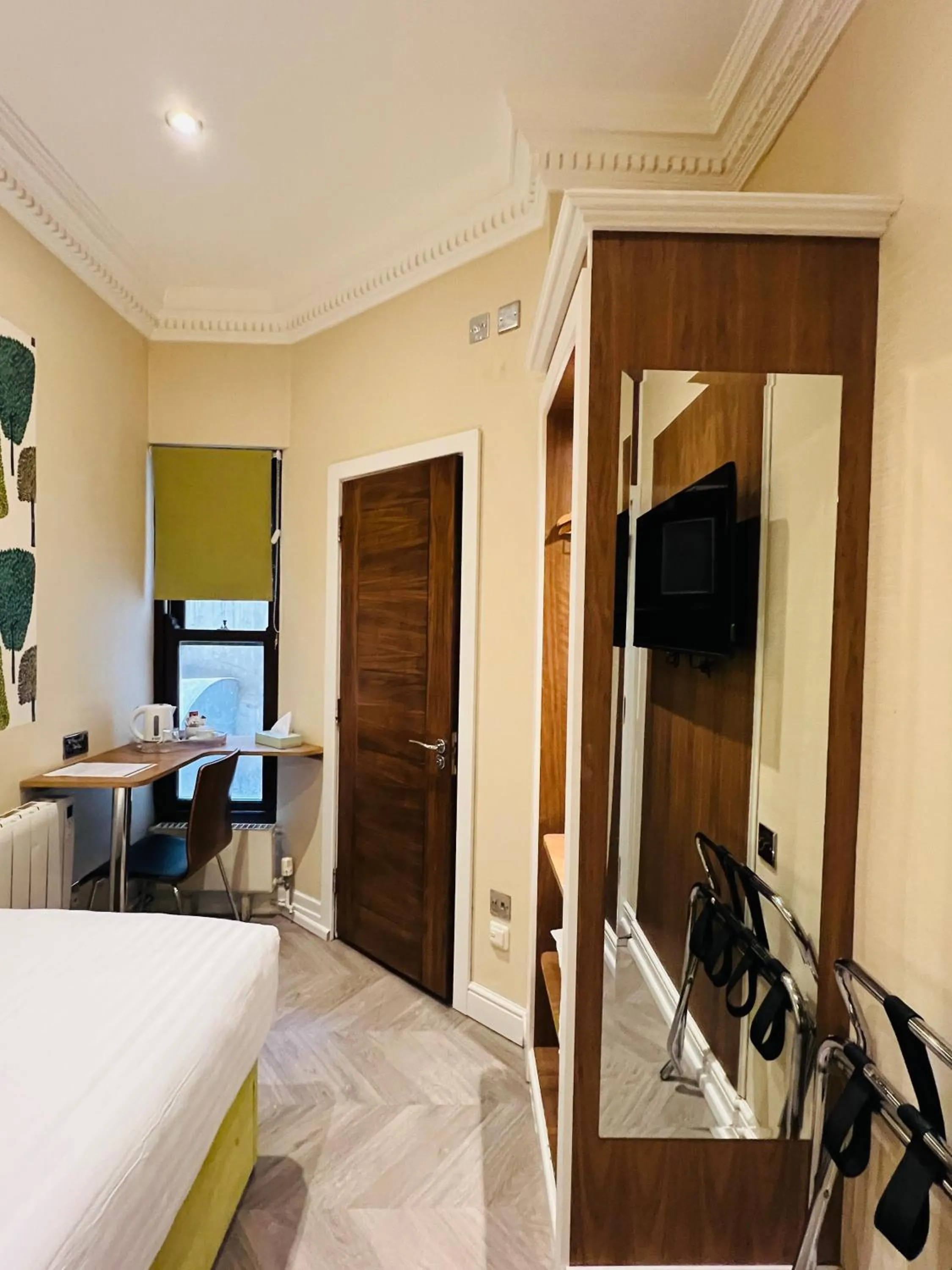 Photo of the whole room, Bed in Cheshire Hotel Central London