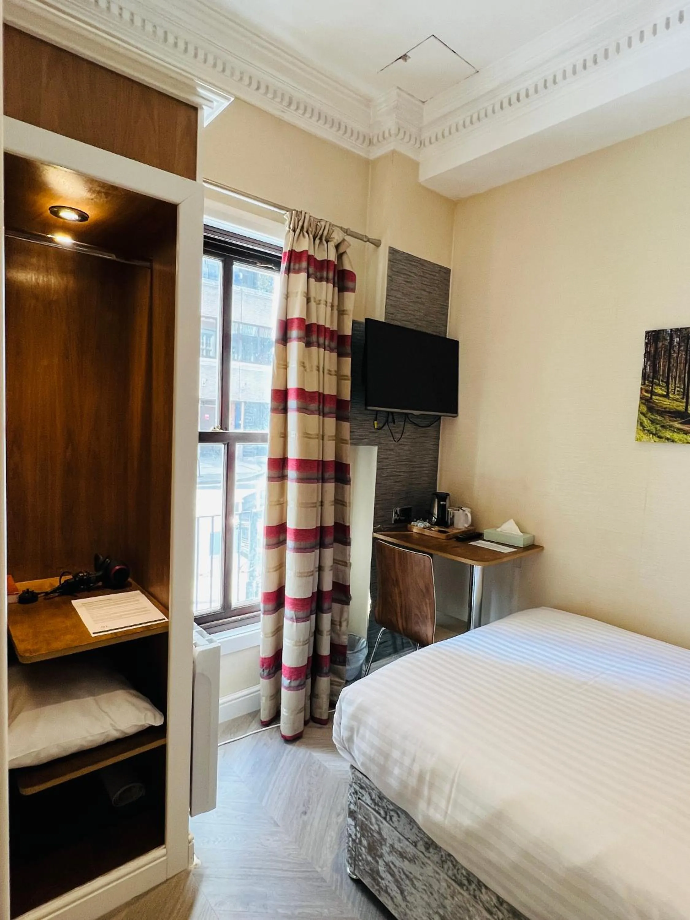 TV and multimedia, Bed in Cheshire Hotel Central London