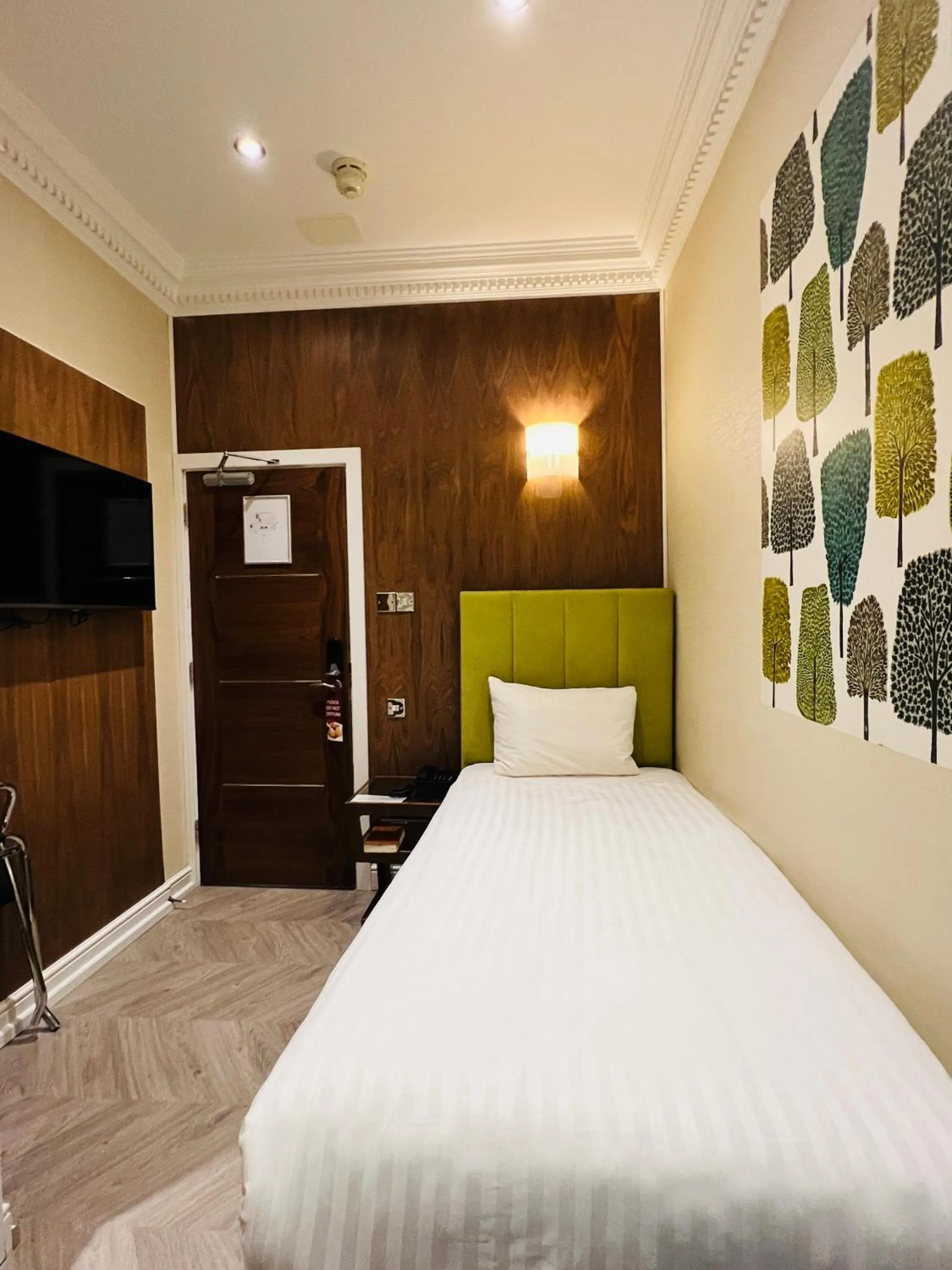 Bedroom, Bed in Cheshire Hotel Central London
