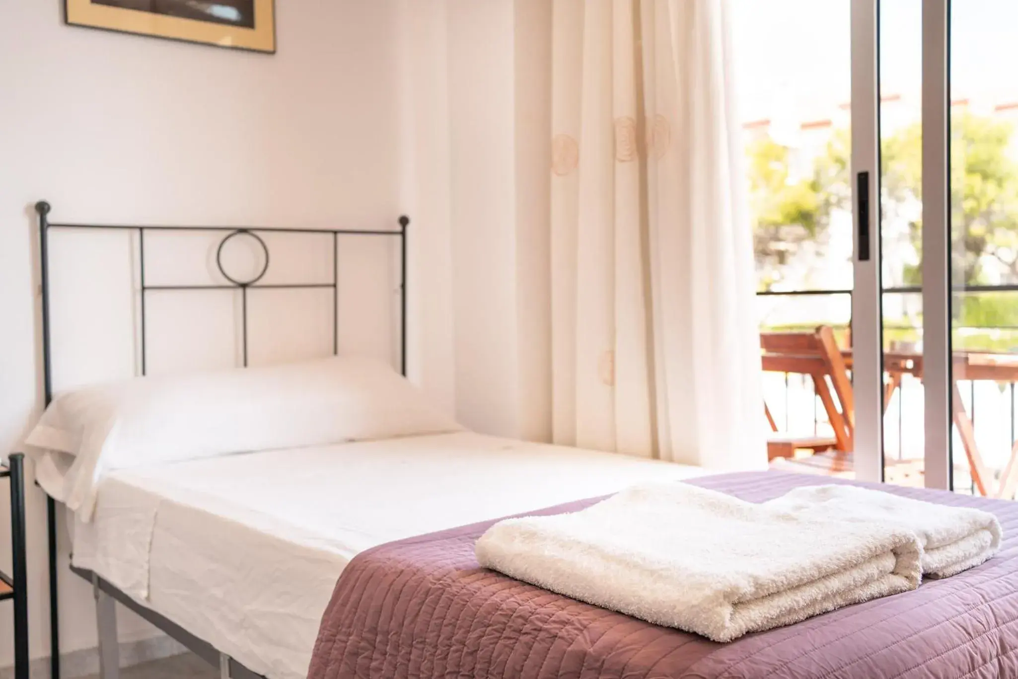 Twin Room with Balcony in Sitges Beach Hostal Twin Room with Balcony in Sitges Beach Hostal